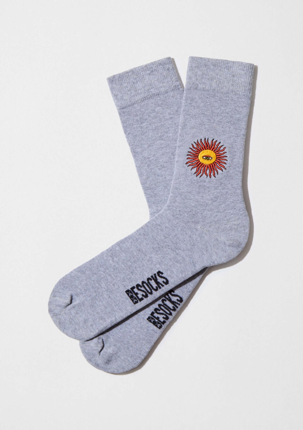 BeSun Embroidered calcetines bordados en gris con bordado de sol en hilos amarillos y rojos.