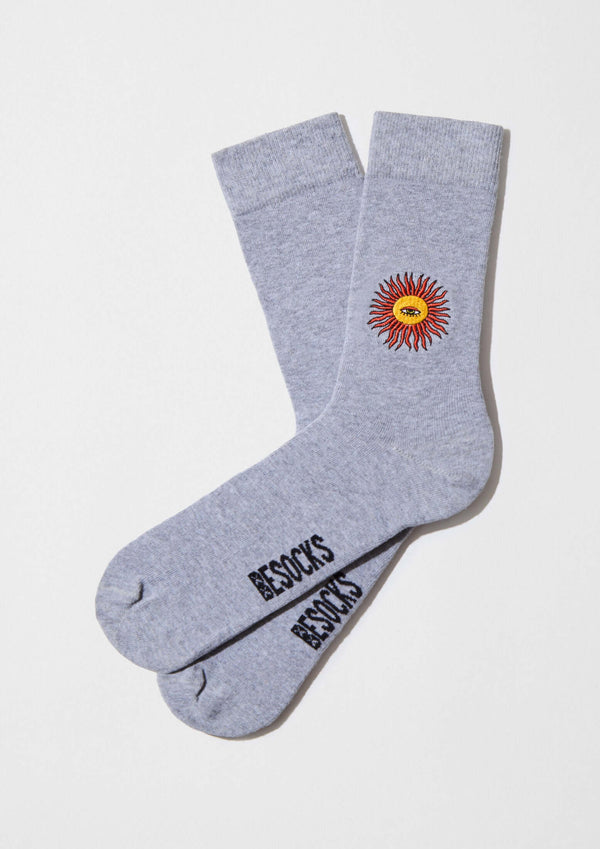 BeSun Embroidered calcetines bordados en gris con bordado de sol en hilos amarillos y rojos.