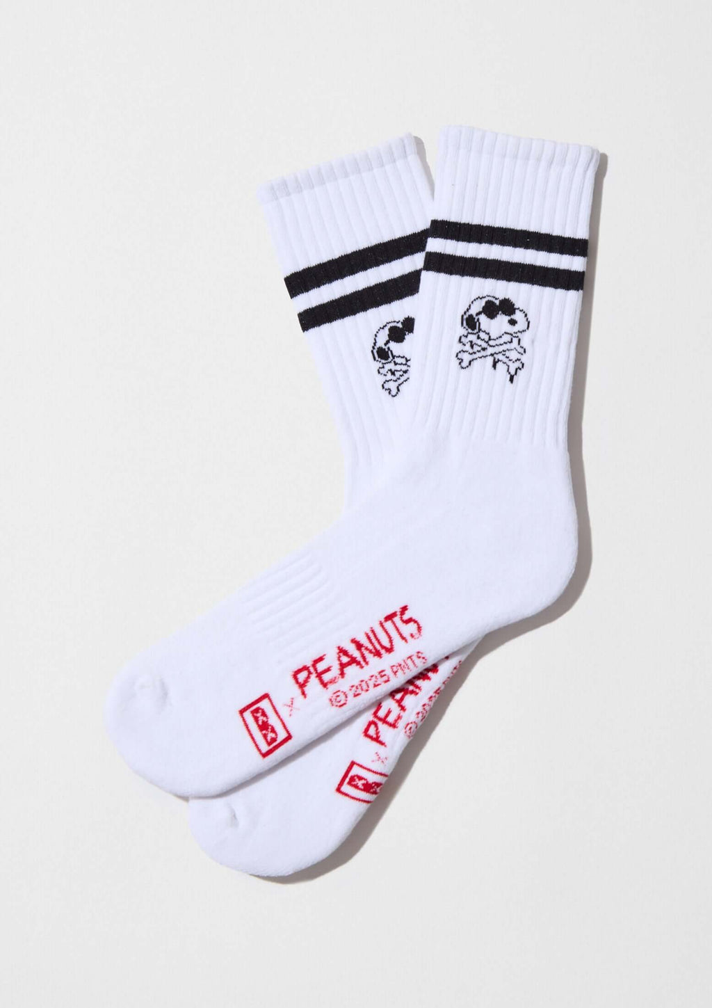 Calcetines altos BeSnoopy Skull&Heart de algodón orgánico con dibujos de Snoopy en fondo blanco y franjas negras.