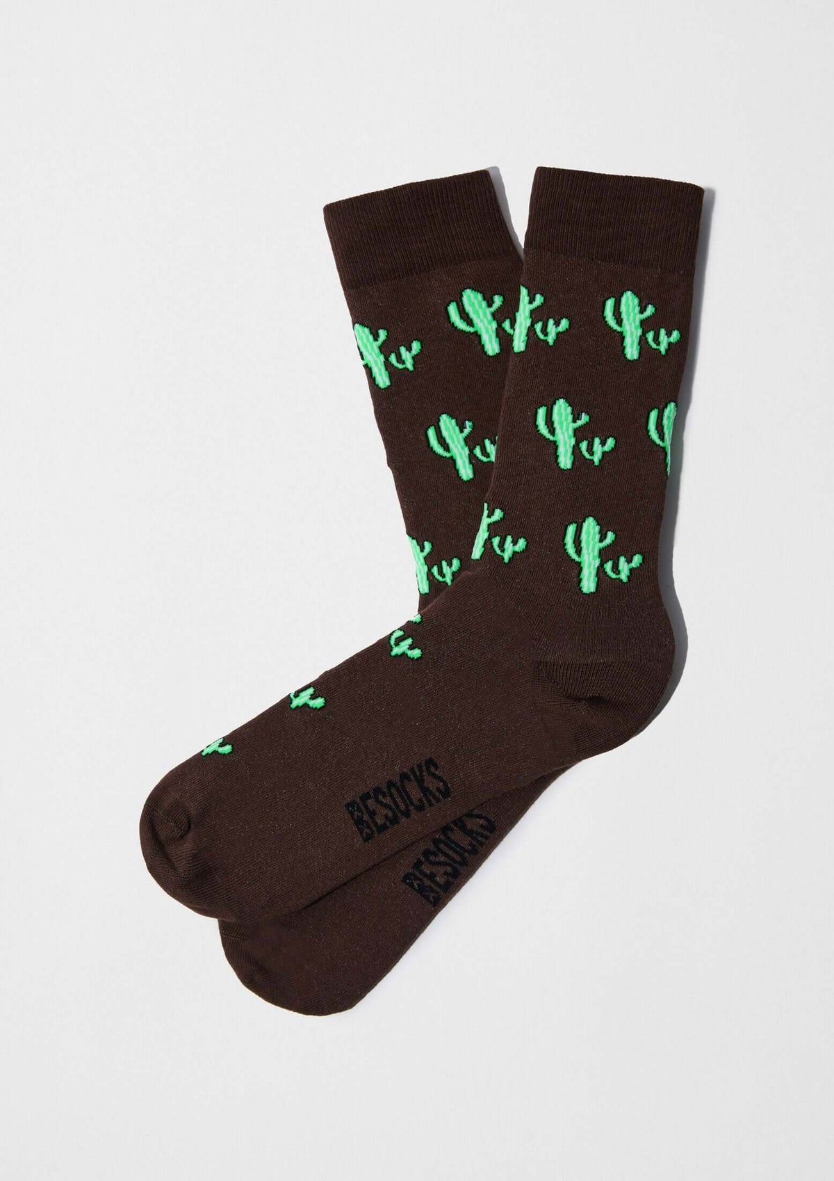 BeCactus Brown, calcetines con dibujos en marrón con cactus verdes, un diseño original y moderno de algodón orgánico.