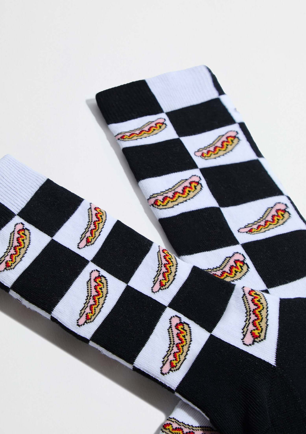 Calcetines BeHotDog en blanco y negro con patrón de damero y dibujos de hot dogs, algodón orgánico.