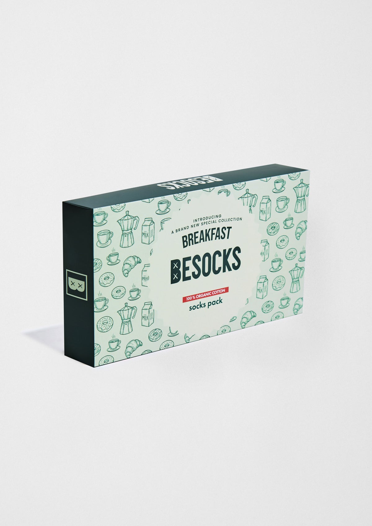 Pack Breakfast con diseño de cafetería, calcetines BeCafé, BeCroissant y BeAvocadoToast en caja ilustrada.