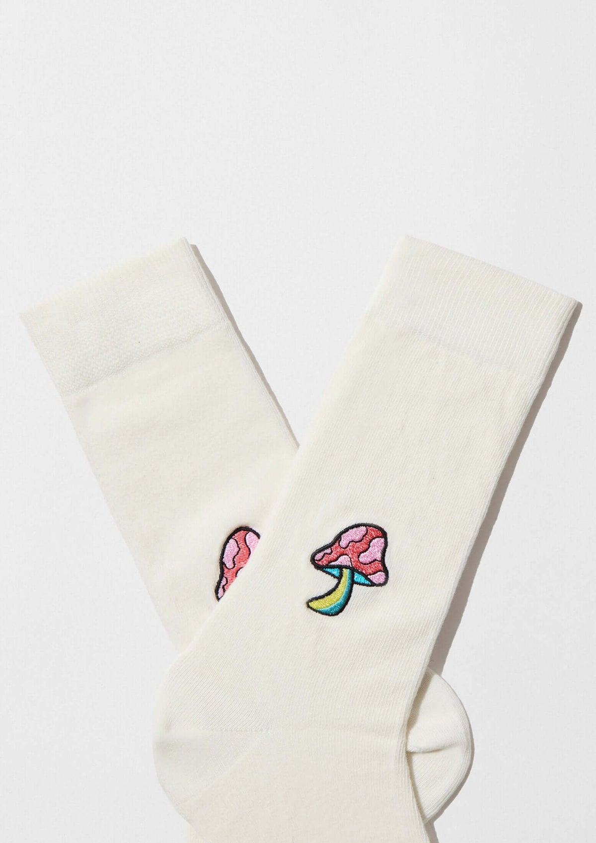 Calcetines BeMushroom Embroidered Off White en blanco roto con bordado de seta en hilo rosa y azul.