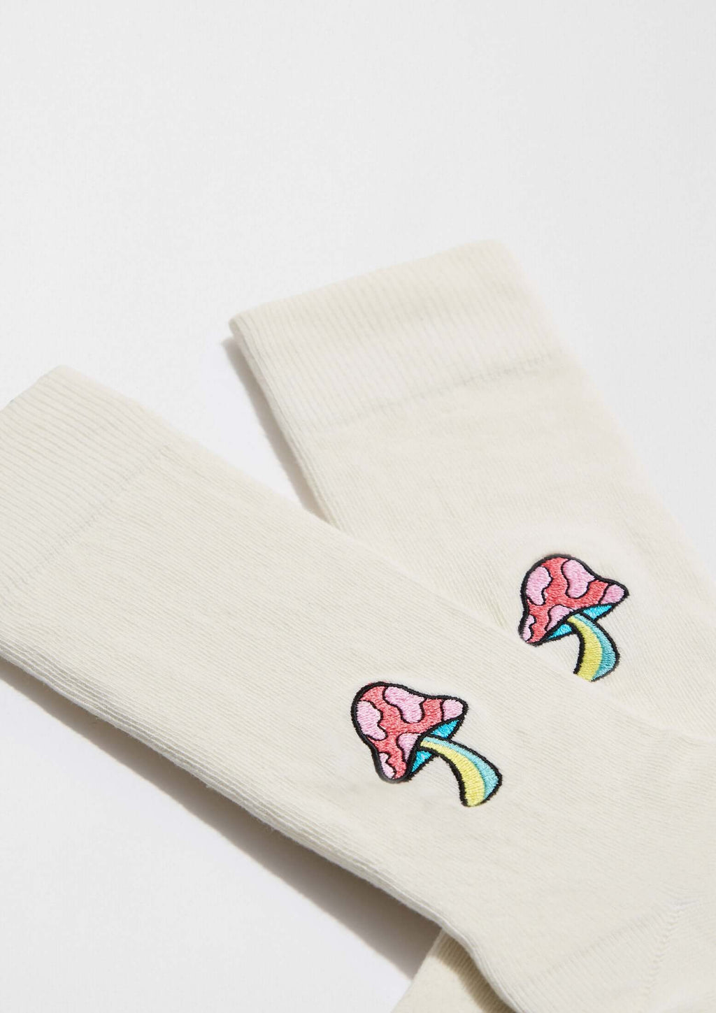 BeMushroom Embroidered Off White calcetines en blanco roto con bordado de seta en hilo rosa y verde.