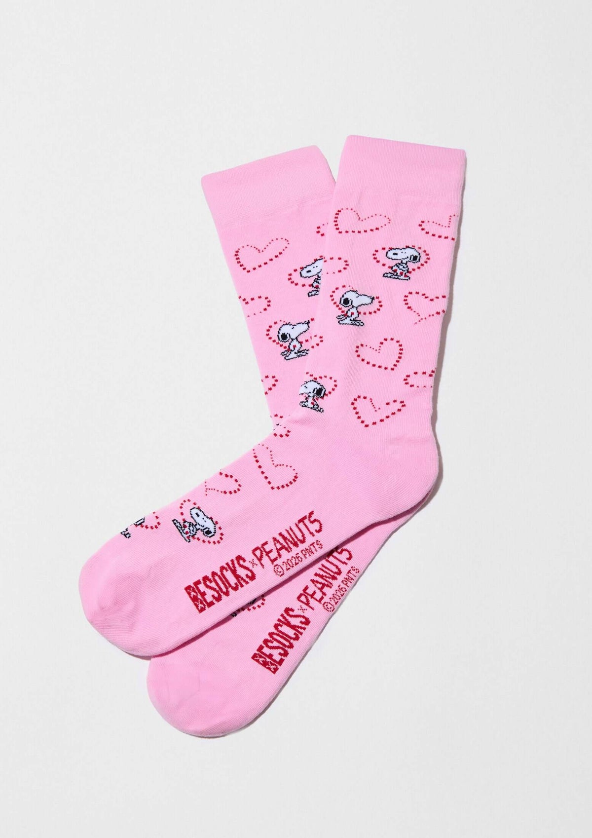 Calcetines altos BeSnoopy Heart Pink con dibujos de Snoopy y corazones rojos sobre fondo rosa de algodón orgánico.