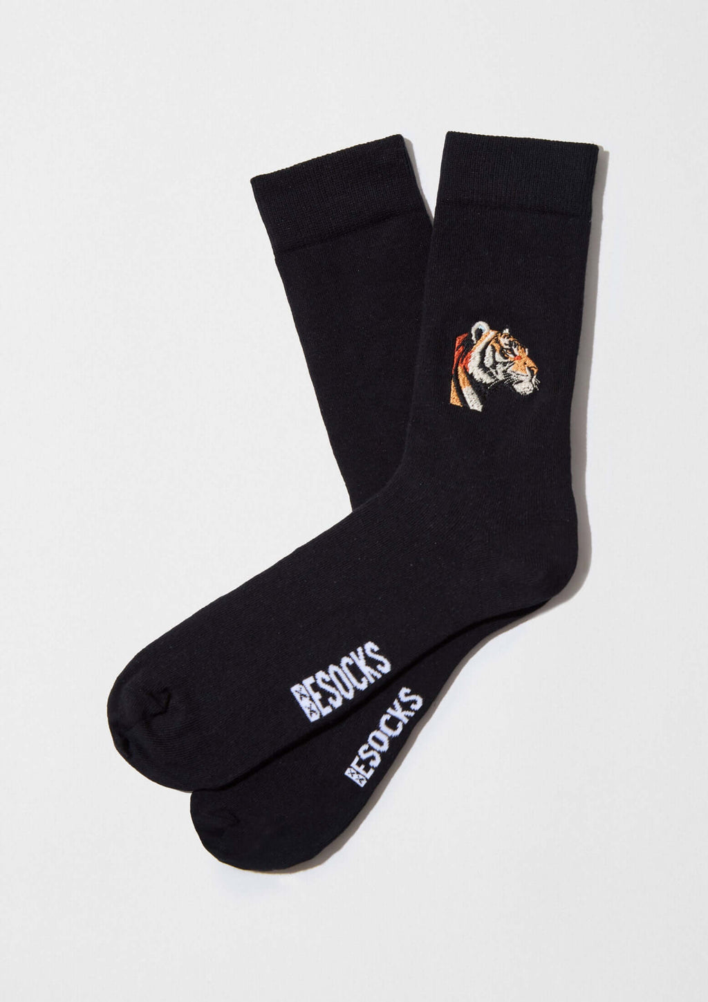 BeTiger Embroidered: calcetines negros con bordado de tigre en hilo color naranja y blanco, diseño liso.
