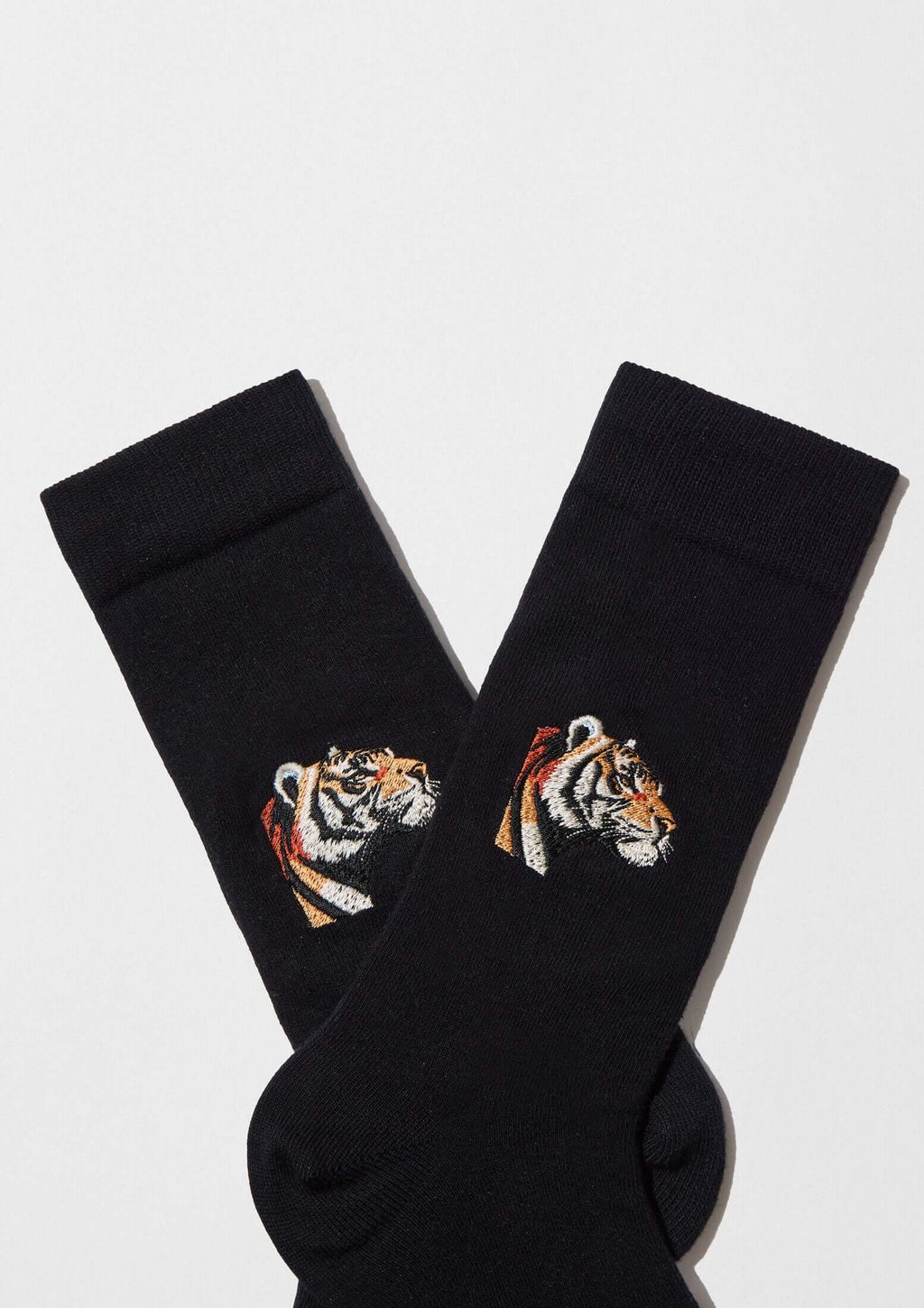 BeTiger Embroidered, calcetines negros con bordado de tigre en hilo naranja, blanco y negro.
