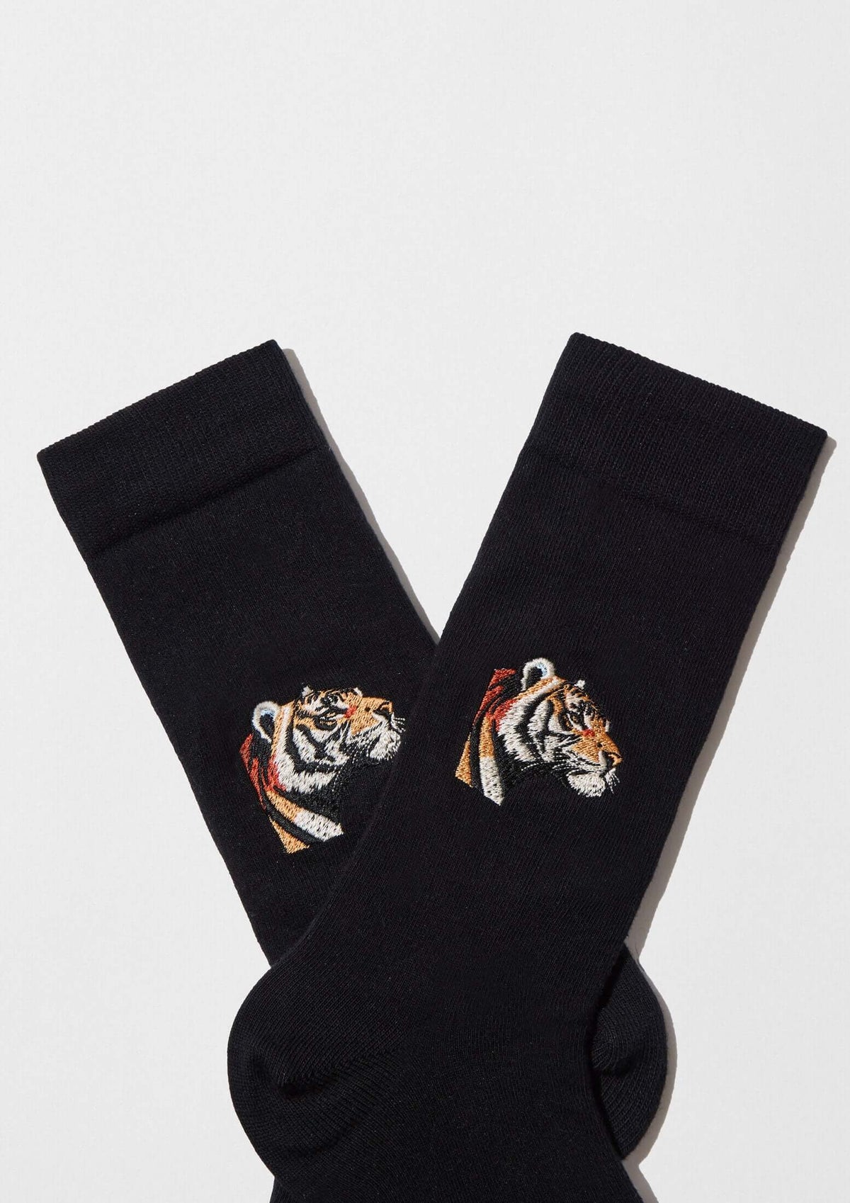 BeTiger Embroidered, calcetines negros con bordado de tigre en hilo naranja, blanco y negro.