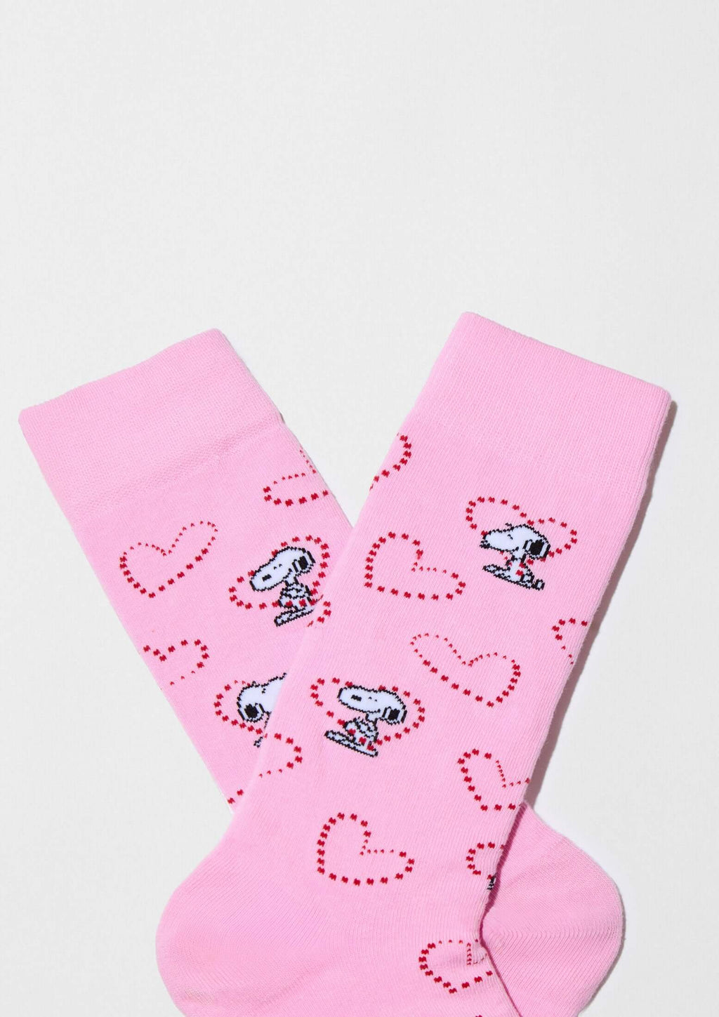 Calcetines altos BeSnoopy Heart Pink en rosa con dibujos de Snoopy y corazones rojos, hechos de algodón orgánico.