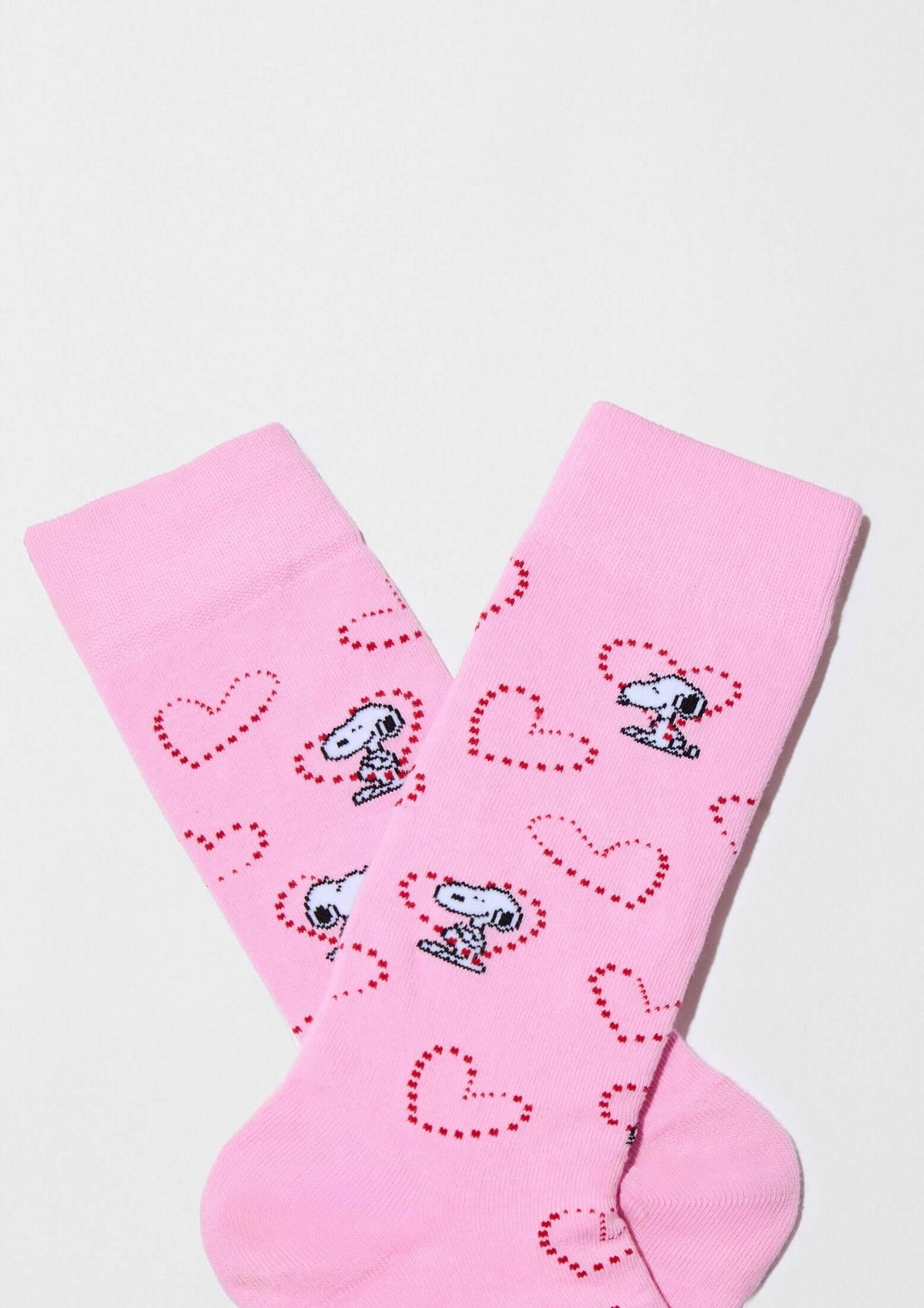 Calcetines altos BeSnoopy Heart Pink en rosa con dibujos de Snoopy y corazones rojos, hechos de algodón orgánico.