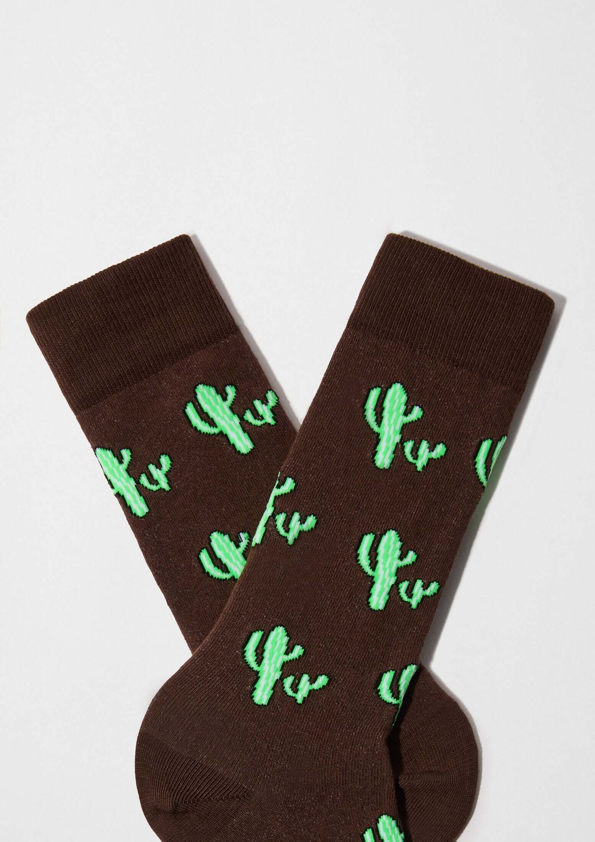 BeCactus Brown: calcetines marrones con dibujos de cactus verdes, mezclando estilo original y algodón orgánico.