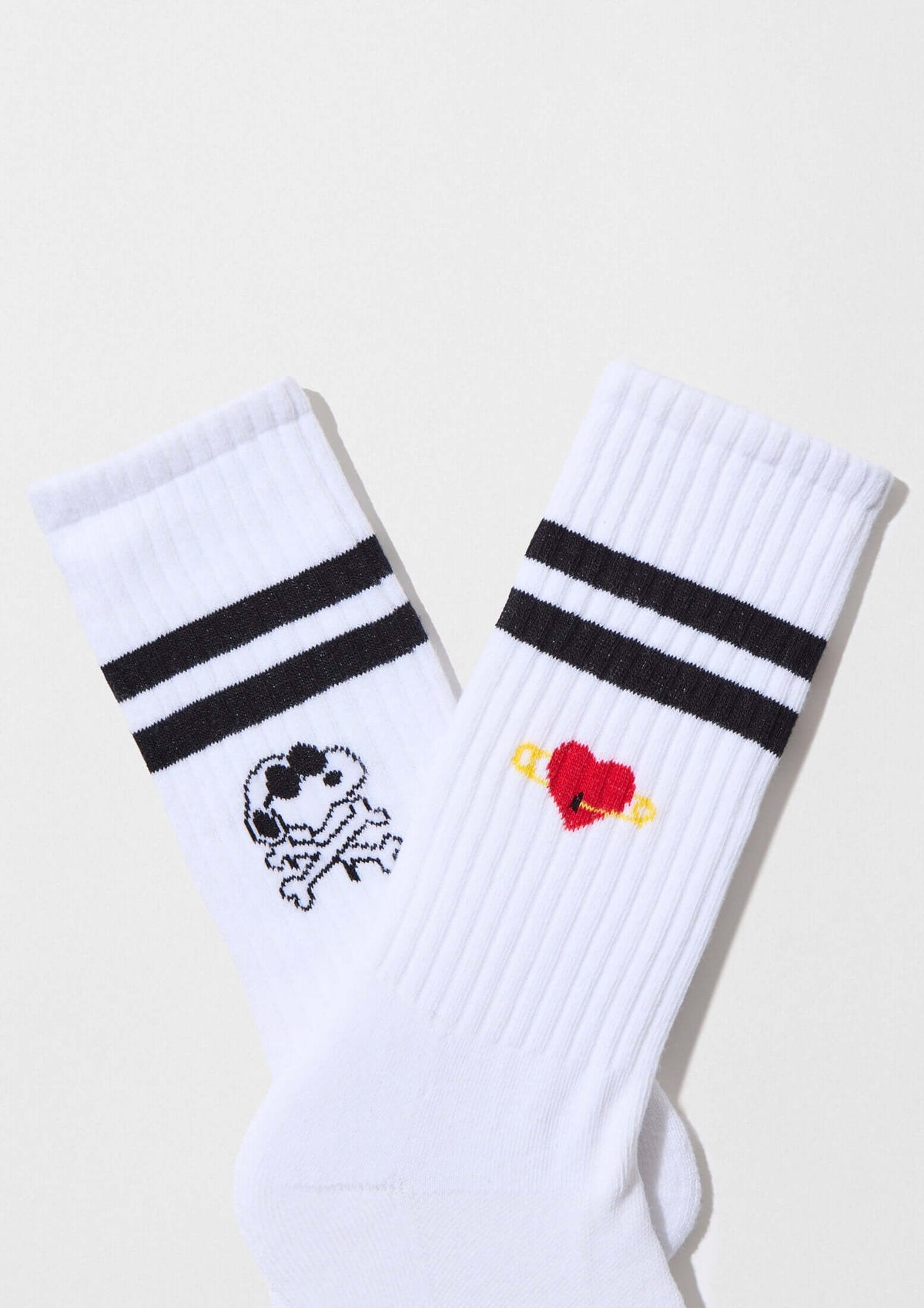 Calcetines altos BeSnoopy Skull&Heart de algodón orgánico con dibujos de Snoopy sobre fondo blanco y franjas negras.