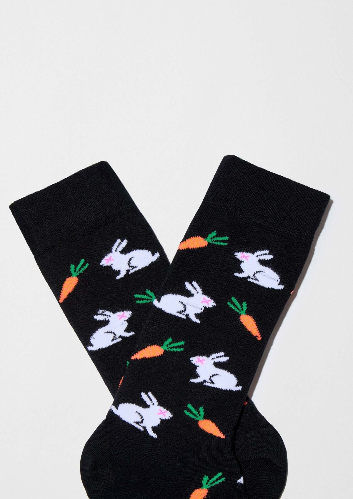 Calcetines BeRabbit en negro con dibujos de conejos y zanahorias en tonos vivos, perfectos para looks informales.