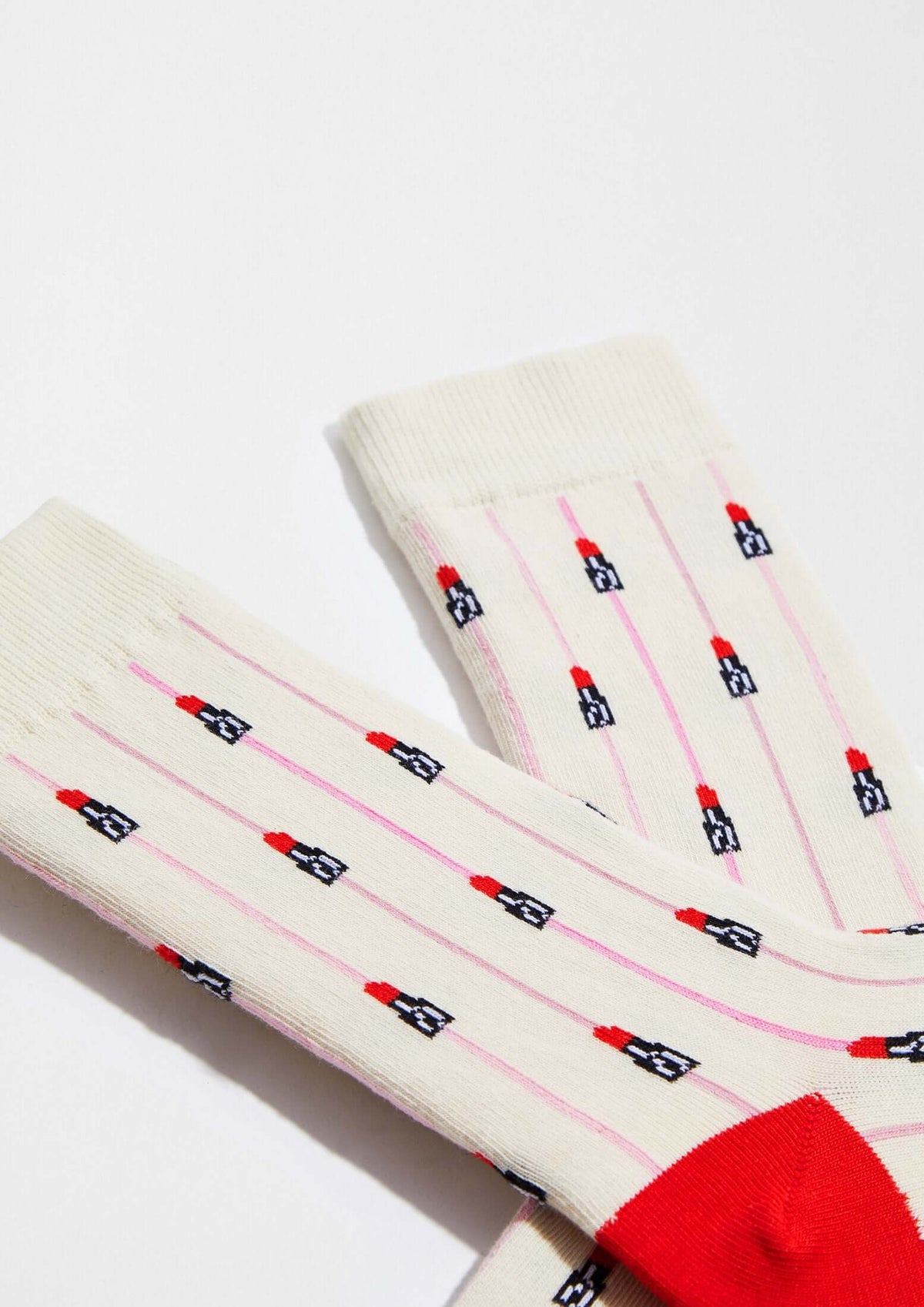 BeEmilyinParis Lipstick Beige calcetines con dibujos en beige con puntera roja y diseño de pintalabios.