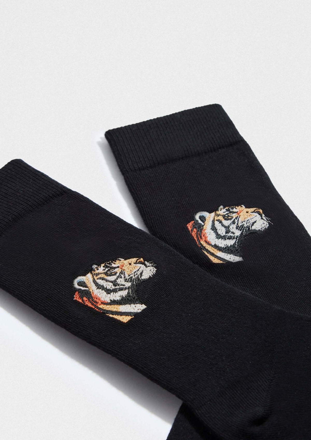 BeTiger Embroidered calcetines negros con bordado de tigre en hilo naranja y blanco en el lateral.