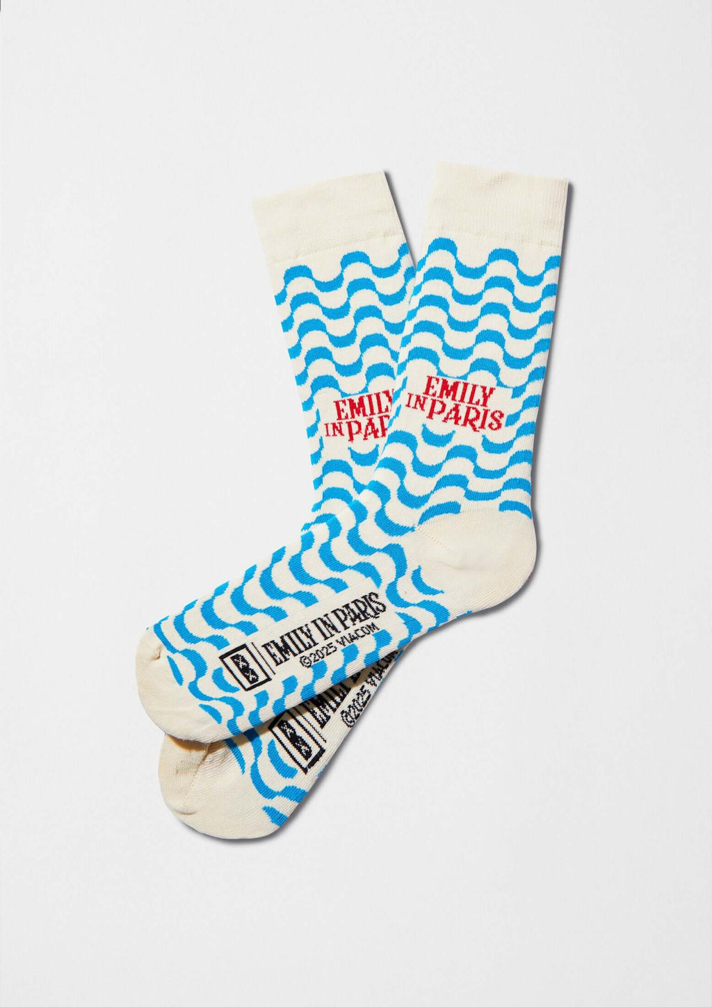 calcetines BeEmilyinParis Waves con diseño gráfico de ondas en azul celeste y logo en rojo, perfectos para cualquier ocasión.