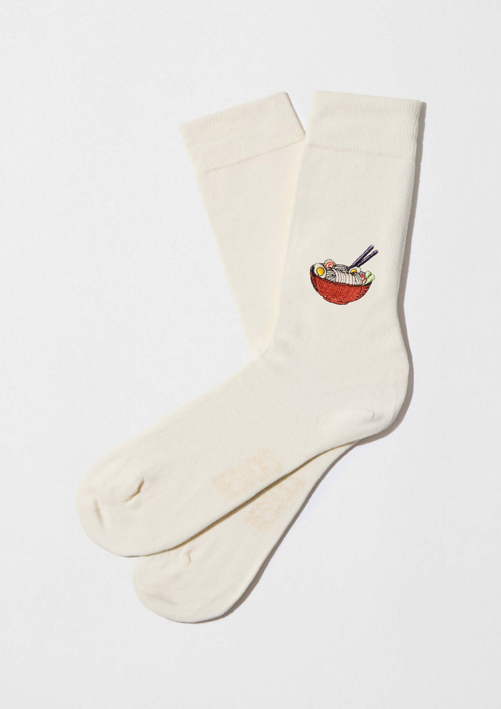 Calcetines BeRamen Embroidered en beige con bordado de ramen en hilo rojo y amarillo.