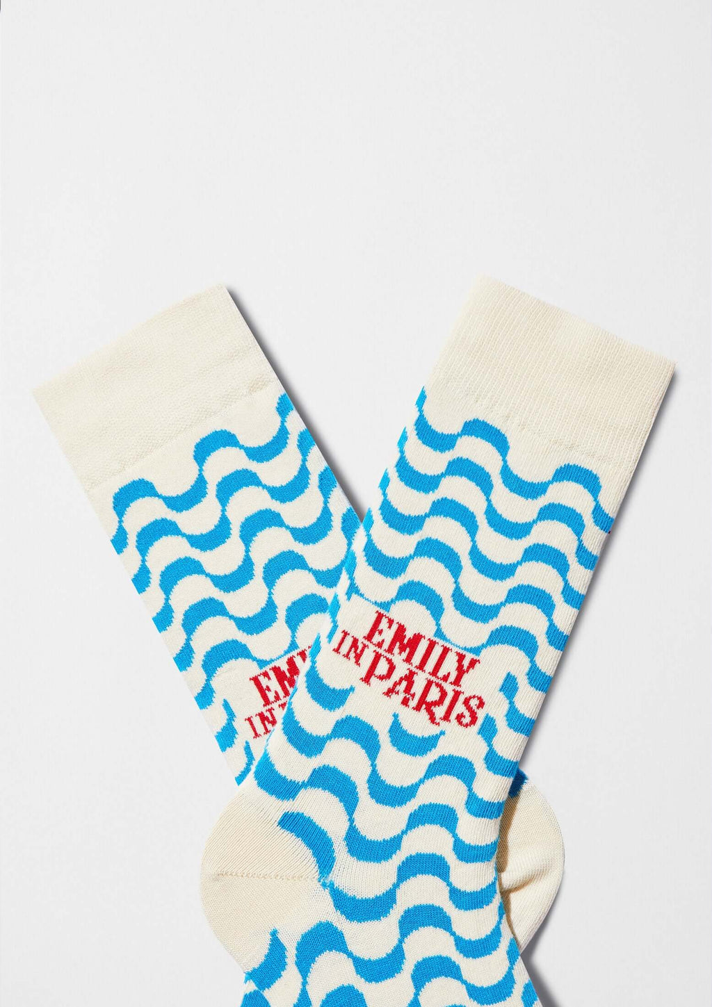 calcetines BeEmilyinParis Waves con patrón de ondas en azul celeste y logo en rojo.