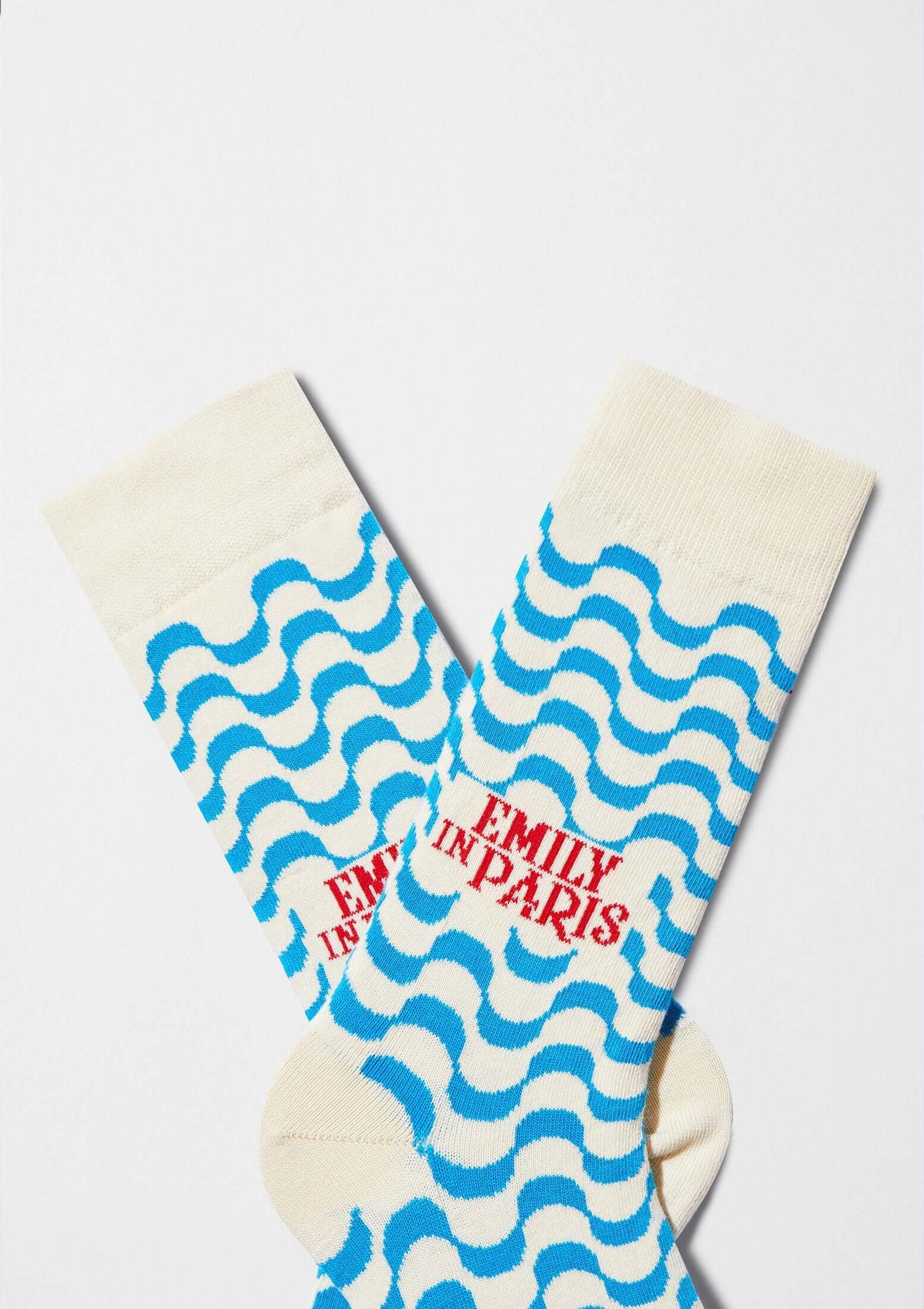 calcetines BeEmilyinParis Waves con patrón de ondas en azul celeste y logo en rojo.