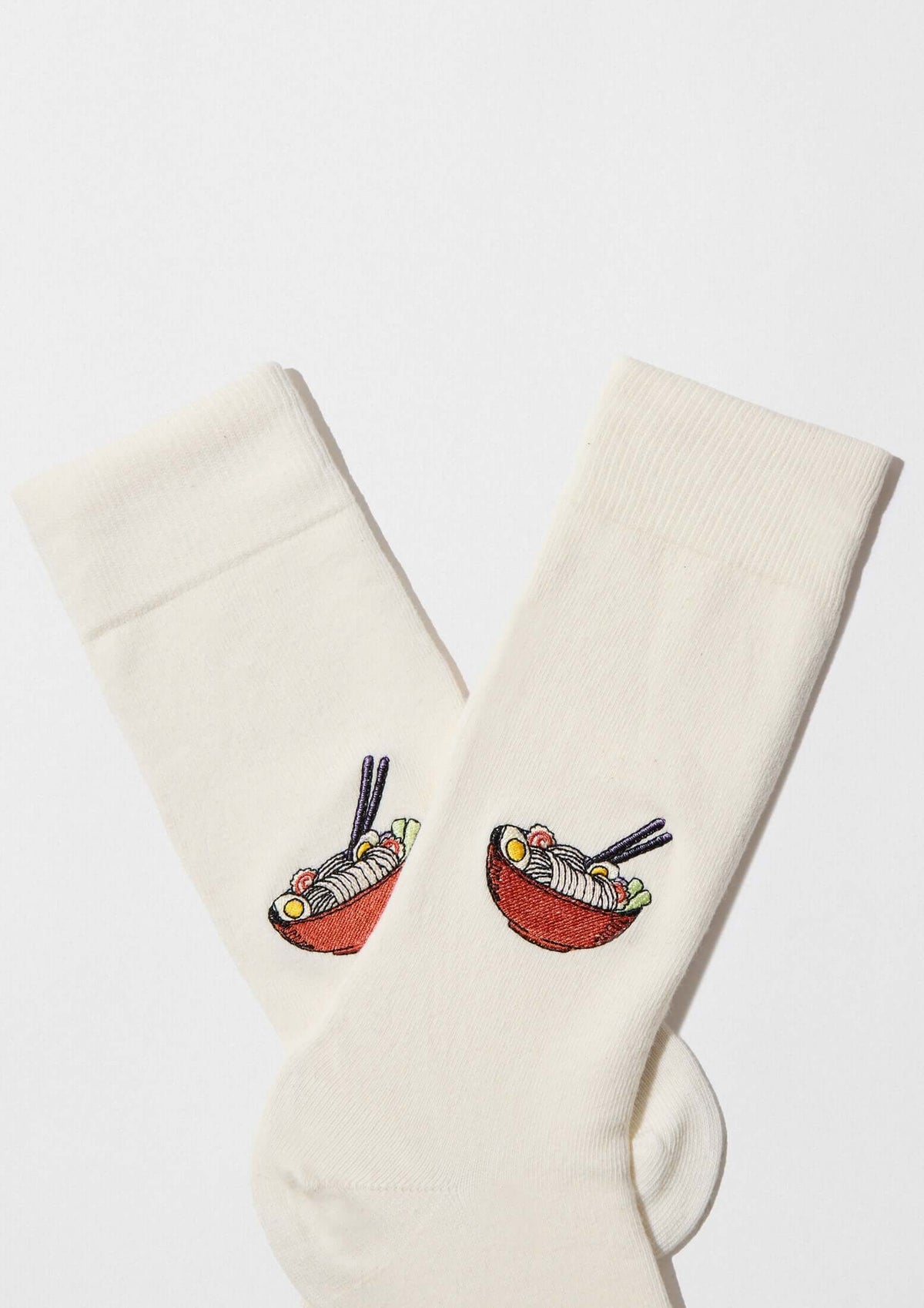 BeRamen Embroidered en calcetines beige con bordado de ramen en hilo rojo, verde y negro.