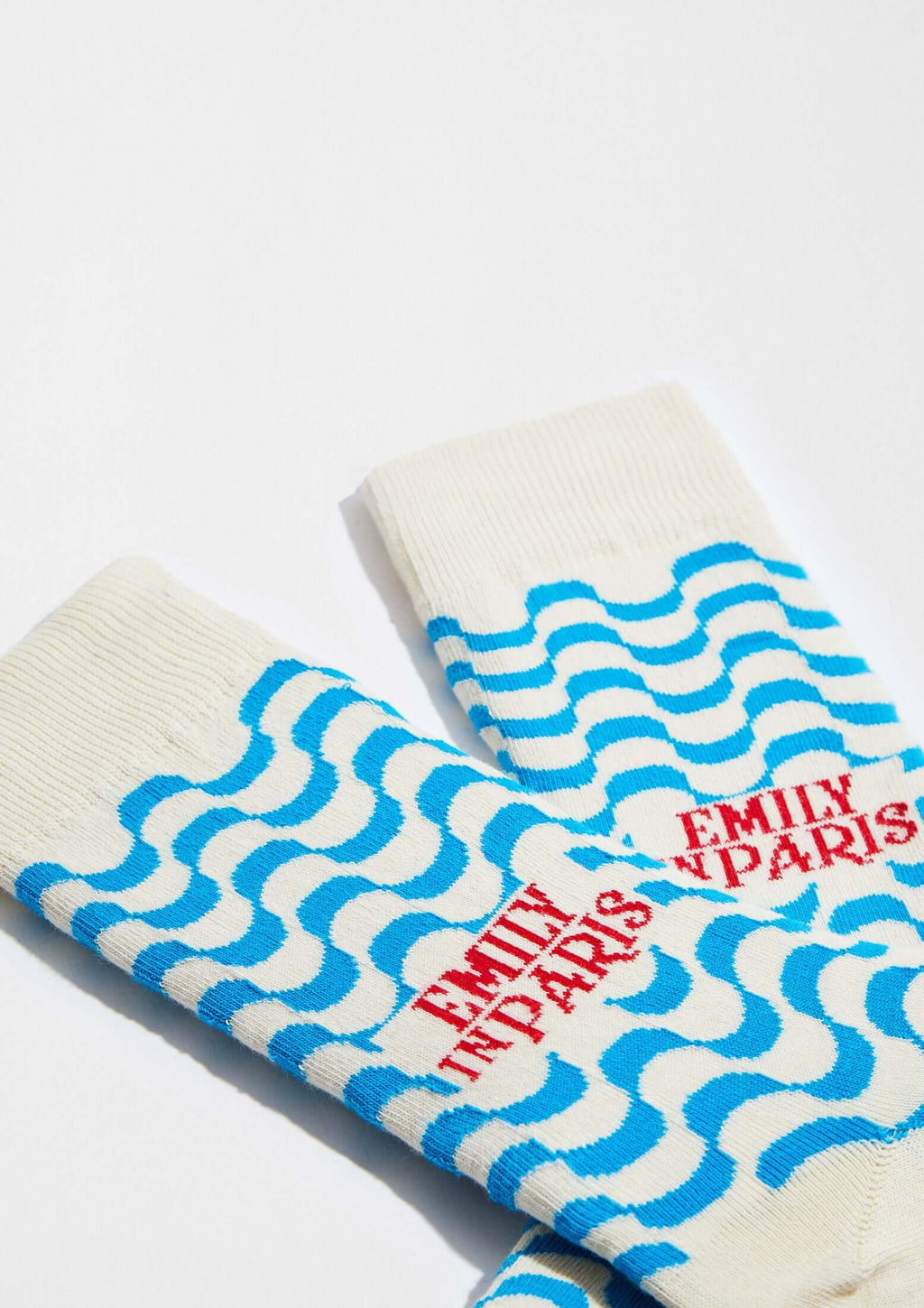 calcetines BeEmilyinParis Waves con diseño de ondas en azul celeste y logo en rojo.
