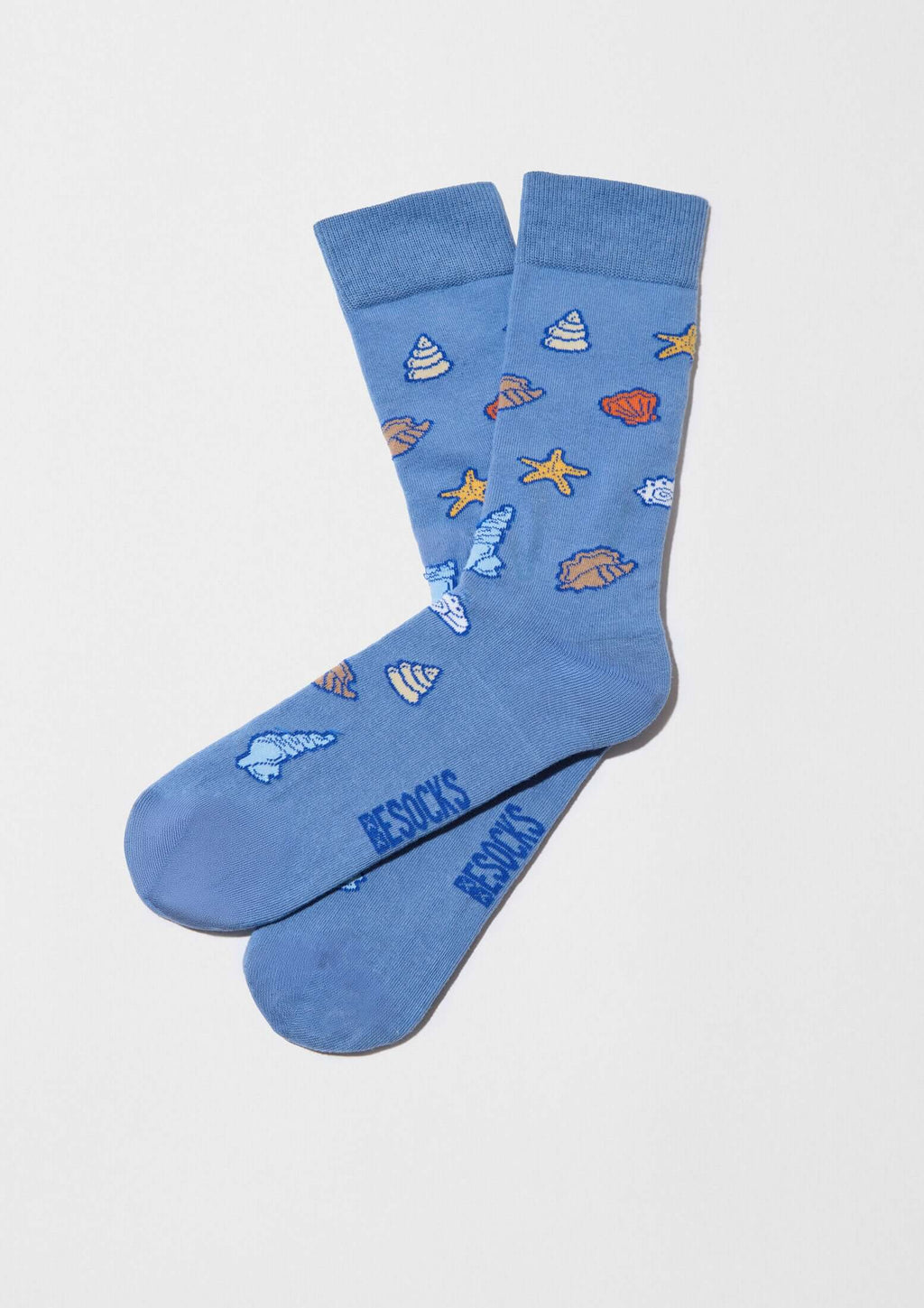 Calcetines BeOcean Blue en azul con dibujos de conchas marinas en tonos cálidos, diseñados para un estilo original.