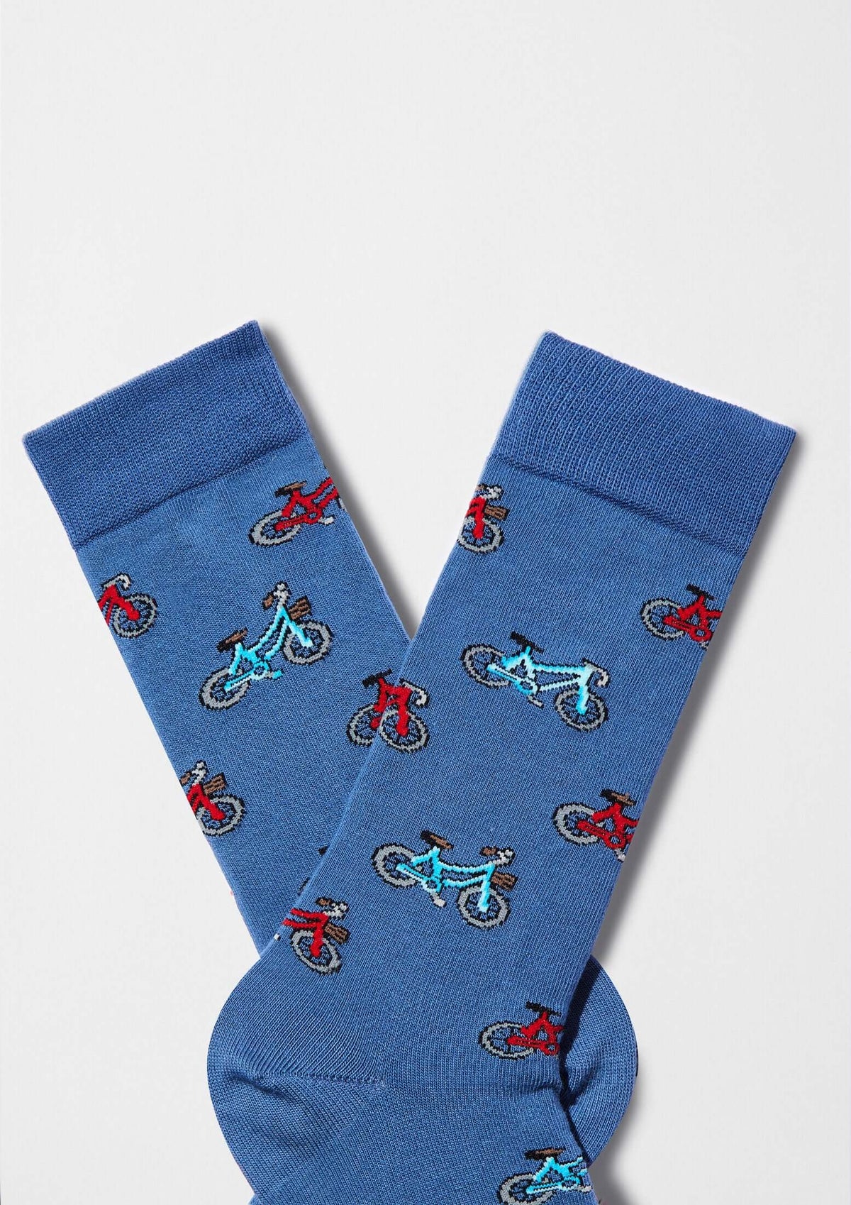 Calcetines originales BeBicycle Blue con dibujos de bicicletas en tonos rojo y azul claro sobre base azul.