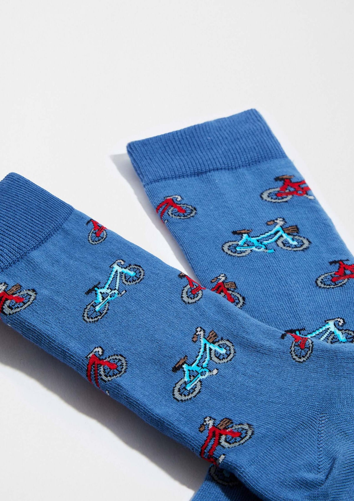 Calcetines originales BeBicycle Blue con dibujos de bicicletas en fondo azul.
