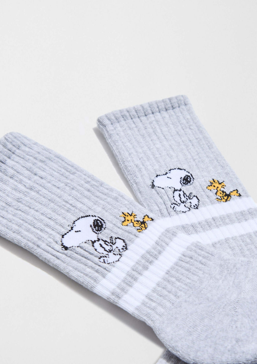 Calcetines altos BeSnoopy Stripes Grey de algodón orgánico con dibujos de Snoopy y Woodstock sobre fondo gris