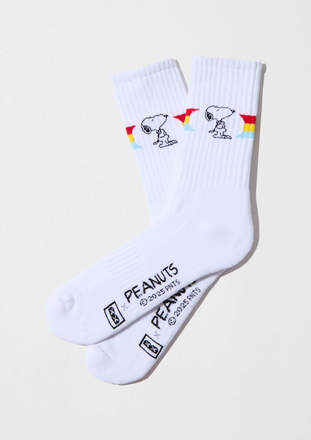Calcetines altos BeSnoopy Rainbow con dibujos de Snoopy sobre fondo blanco y detalles en arcoíris.