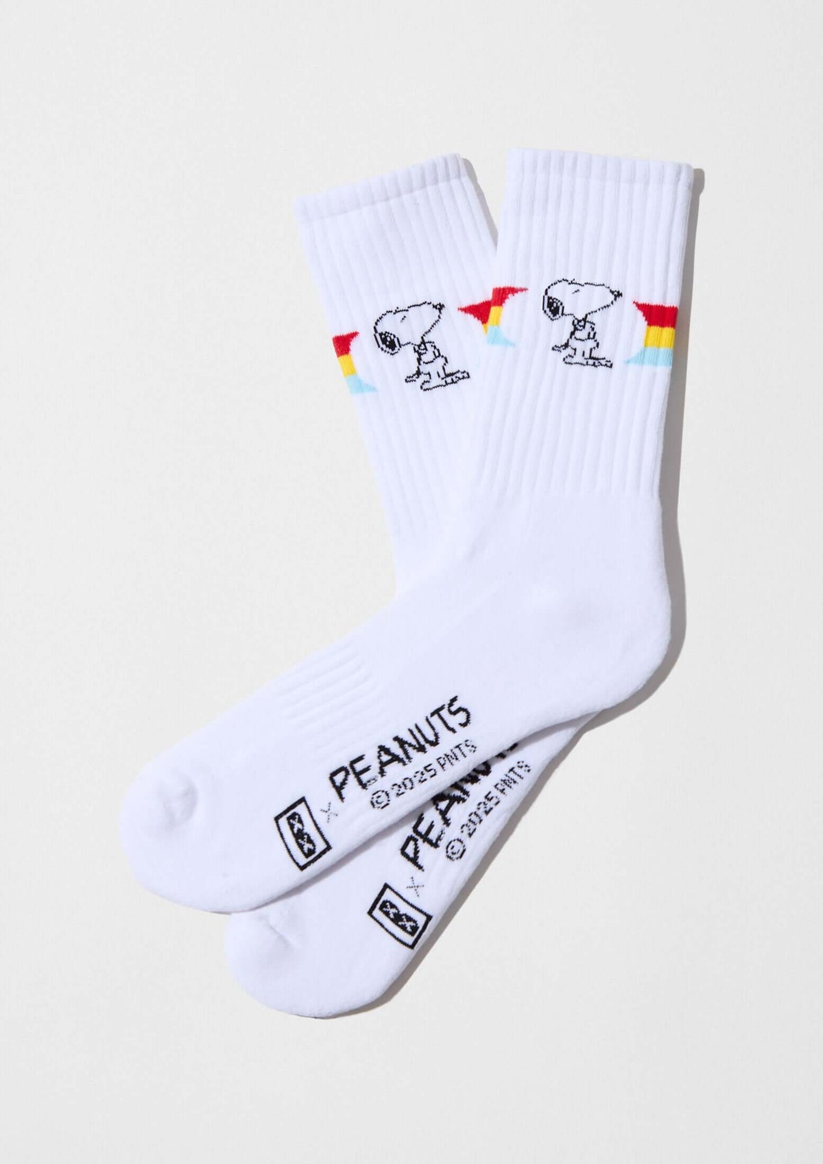 Calcetines altos BeSnoopy Rainbow con dibujos de Snoopy sobre fondo blanco y detalles en arcoíris.
