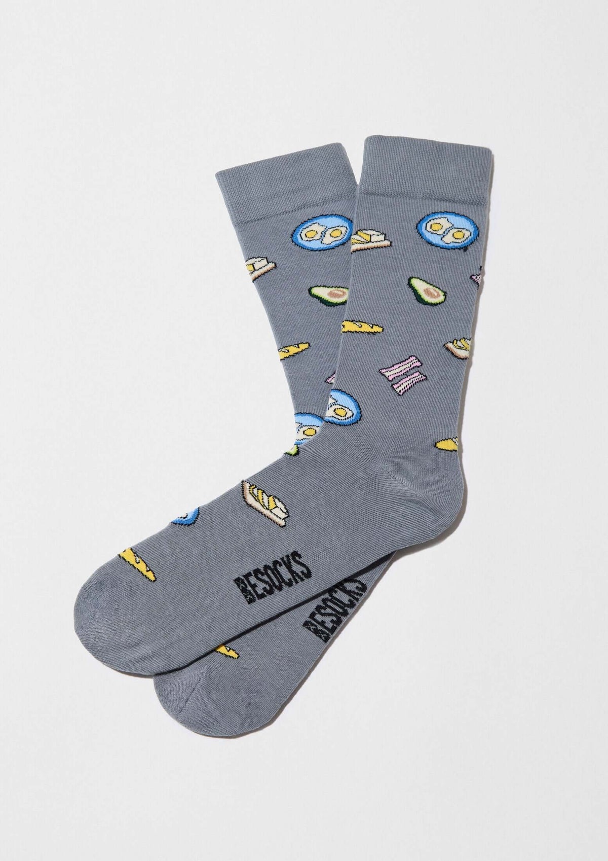 Calcetines BeBrunch Grey de algodón orgánico en gris con dibujos de brunch, incluyendo huevos, aguacate y bacon.