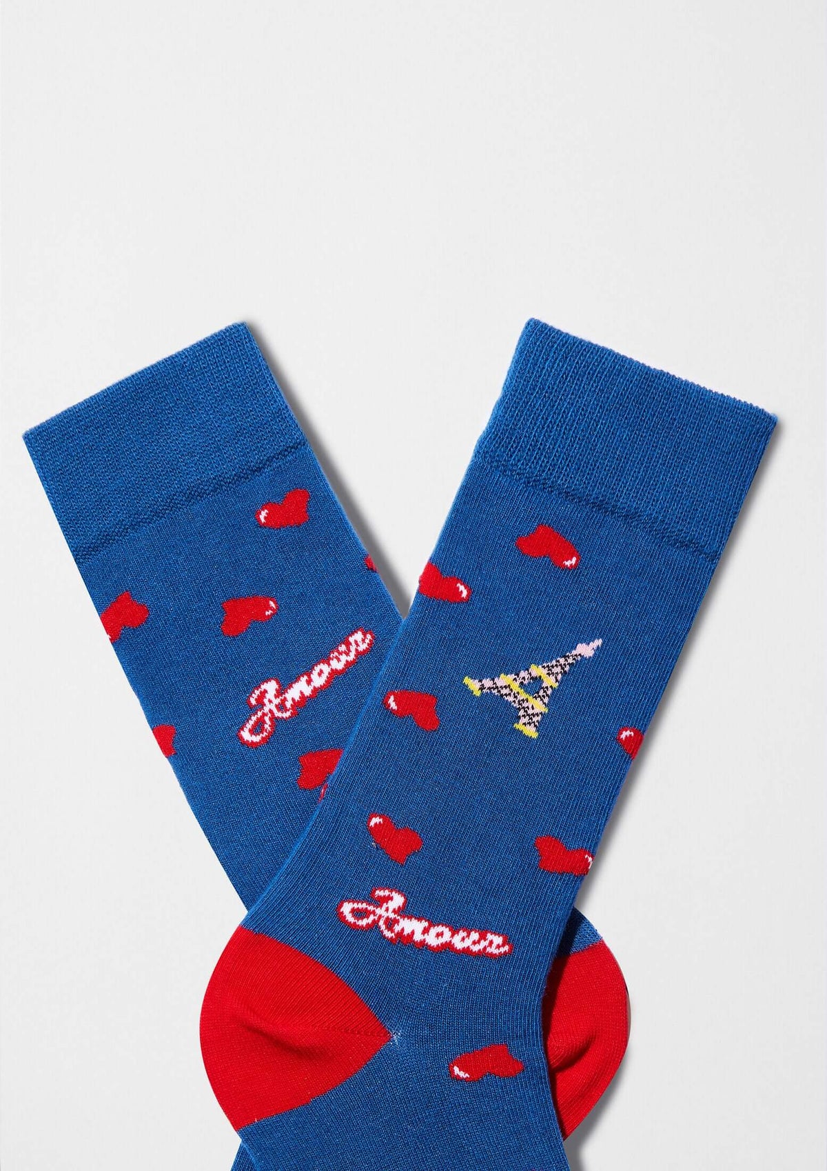 BeEmilyinParis Amour calcetines con dibujos azules y corazones rojos, tipografía bordada y siluetas de la Torre Eiffel.
