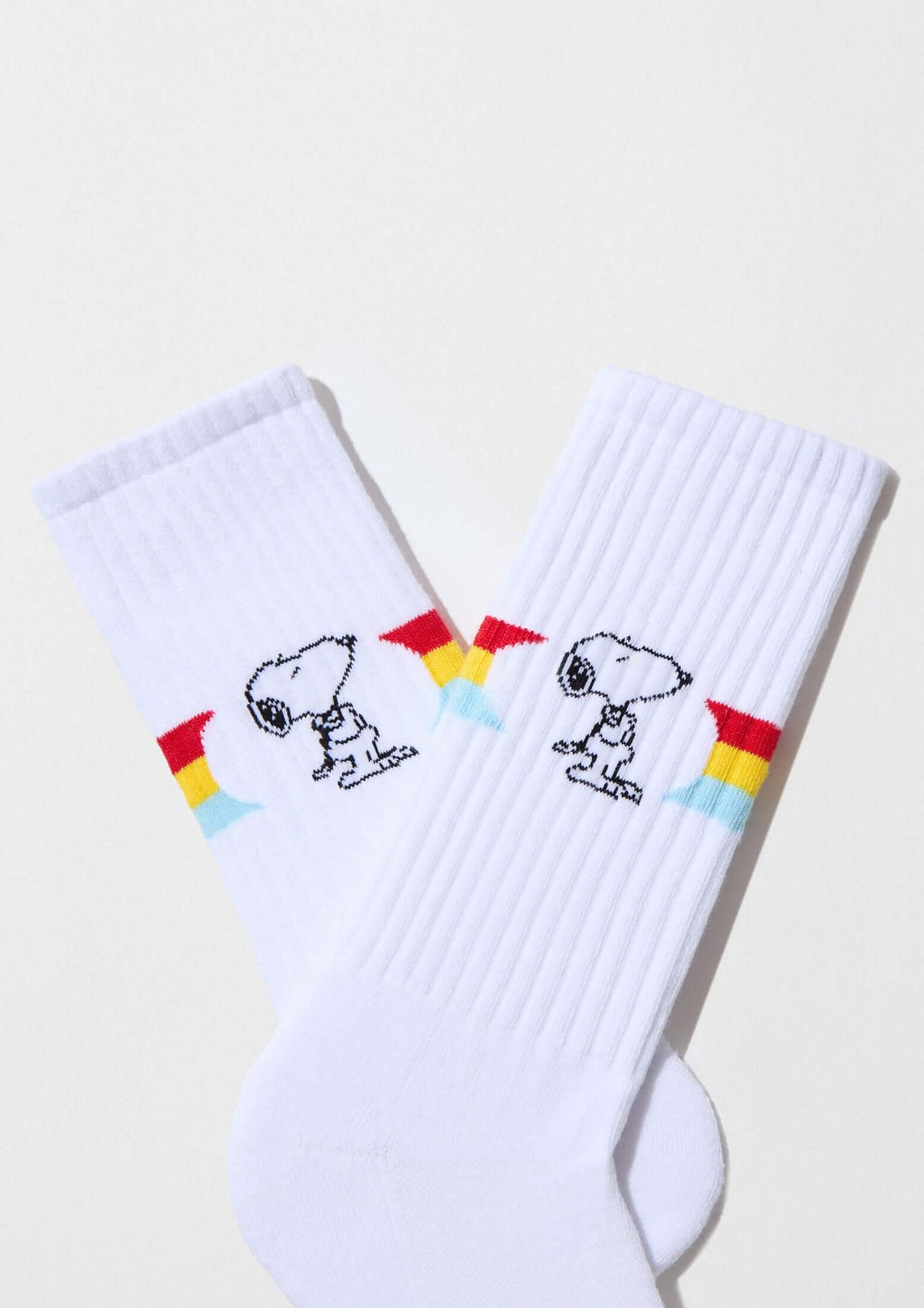 Calcetines altos BeSnoopy Rainbow con dibujos de Snoopy sobre fondo blanco y detalles en banda arcoíris.