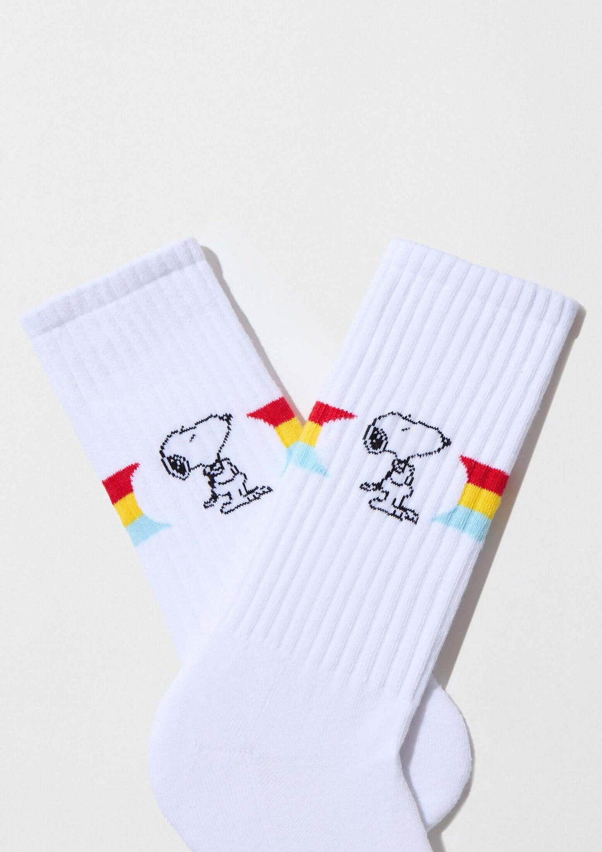 Calcetines altos BeSnoopy Rainbow con dibujos de Snoopy sobre fondo blanco y detalles en banda arcoíris.