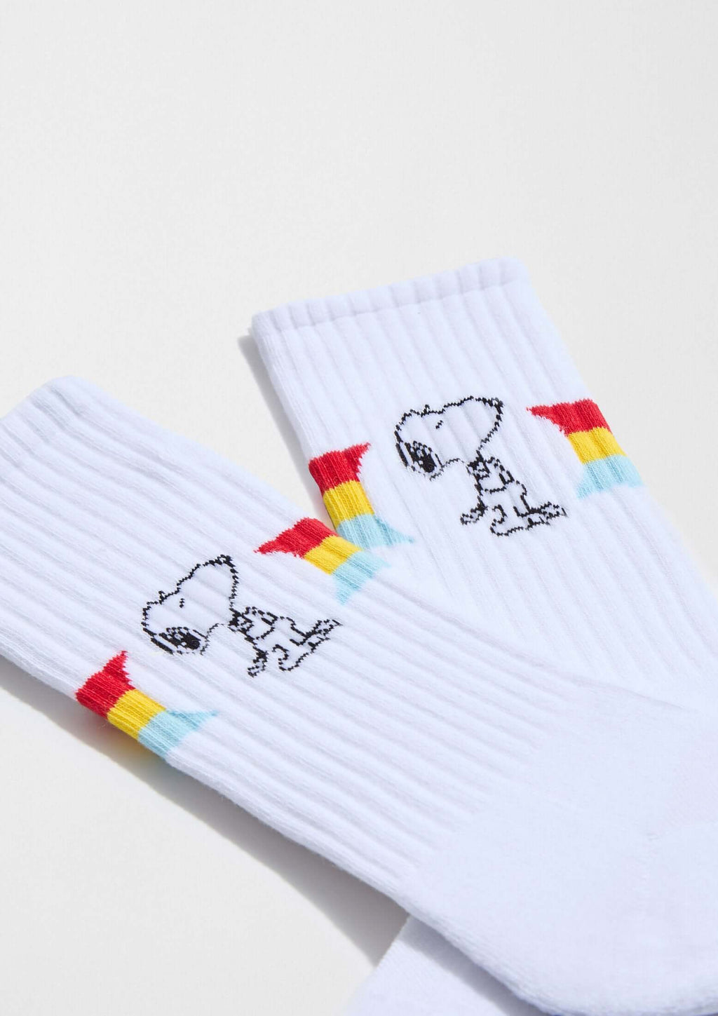Calcetines altos BeSnoopy Rainbow de algodón orgánico con dibujos de Snoopy sobre fondo blanco y detalles arcoíris.