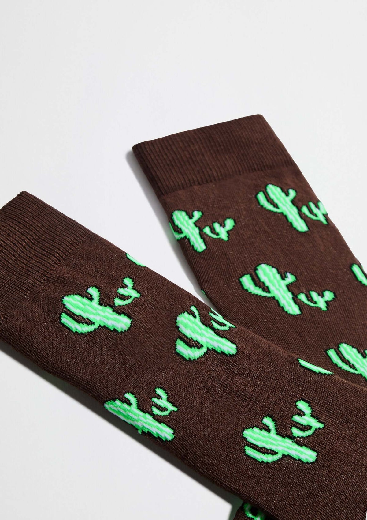 Calcetines BeCactus Brown de algodón orgánico en marrón con dibujos de cactus verdes, estilo contemporáneo.