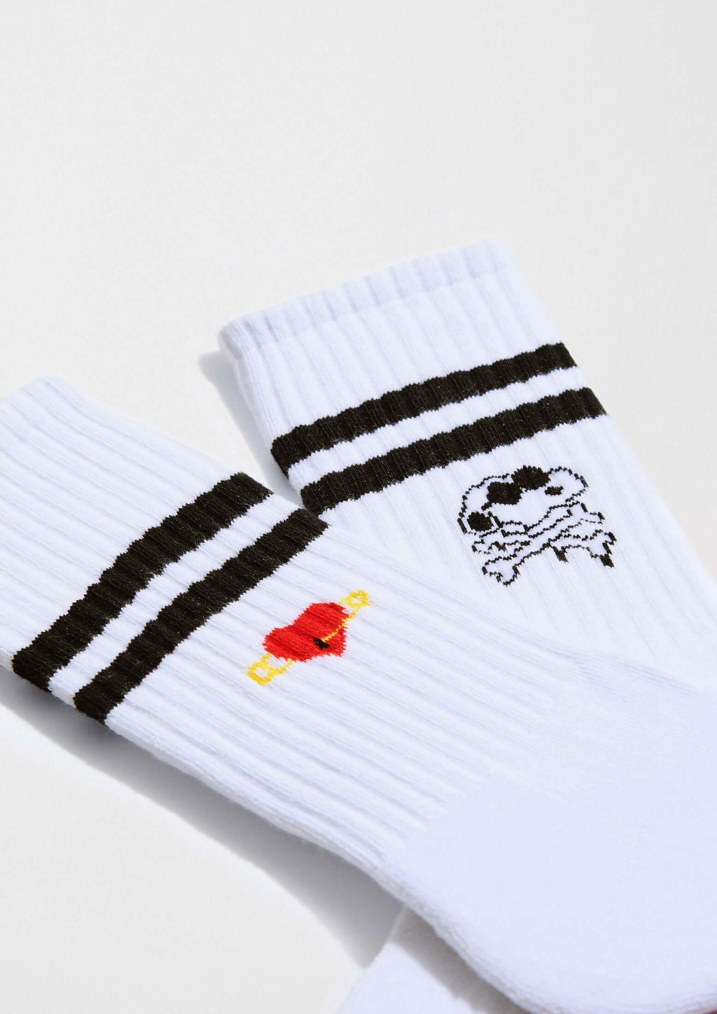 Calcetines altos BeSnoopy Skull&Heart en blanco con calavera de Snoopy y detalle en rojo, con franjas negras.