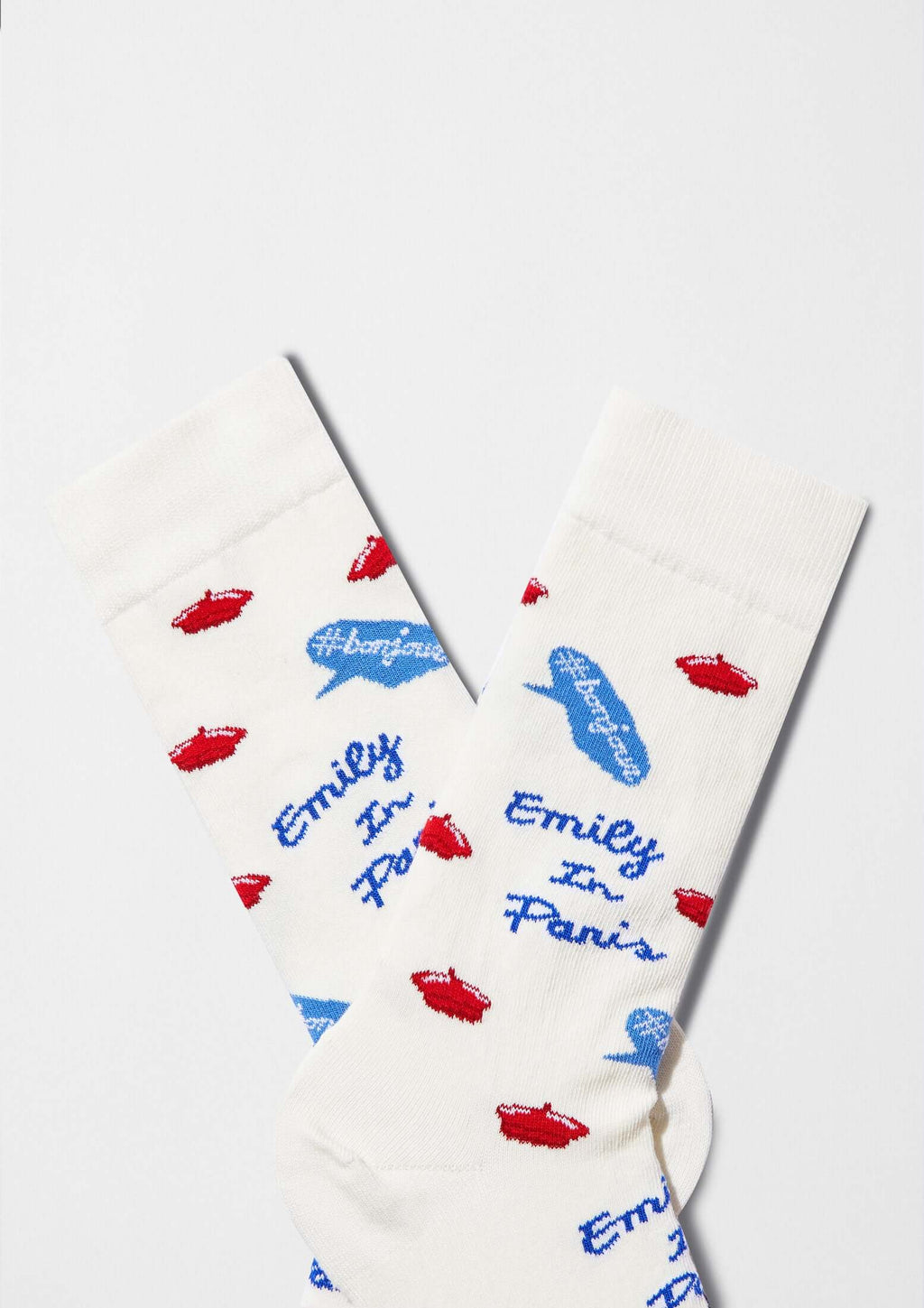 Calcetines BeEmilyinParis Bonjour con labios rojos y texto azul, perfectos para un estilo chic.