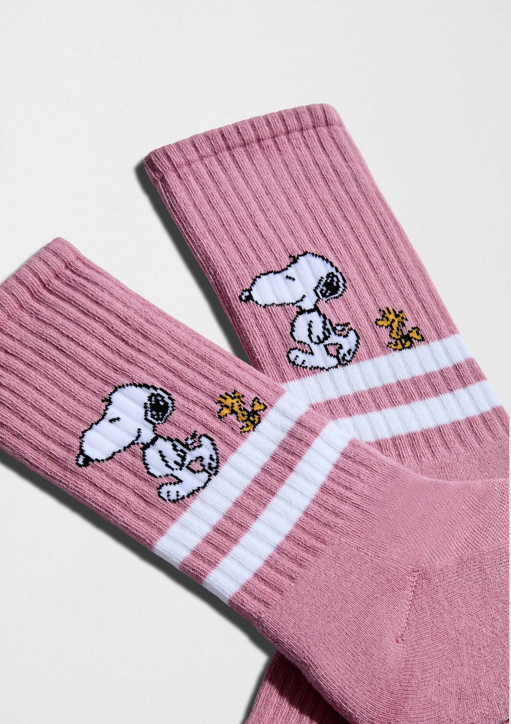 calcetines rosa empolvado con franjas blancas y bordado de Snoopy y Woodstock - BeSnoopy Stripes Pink - BESOCKS