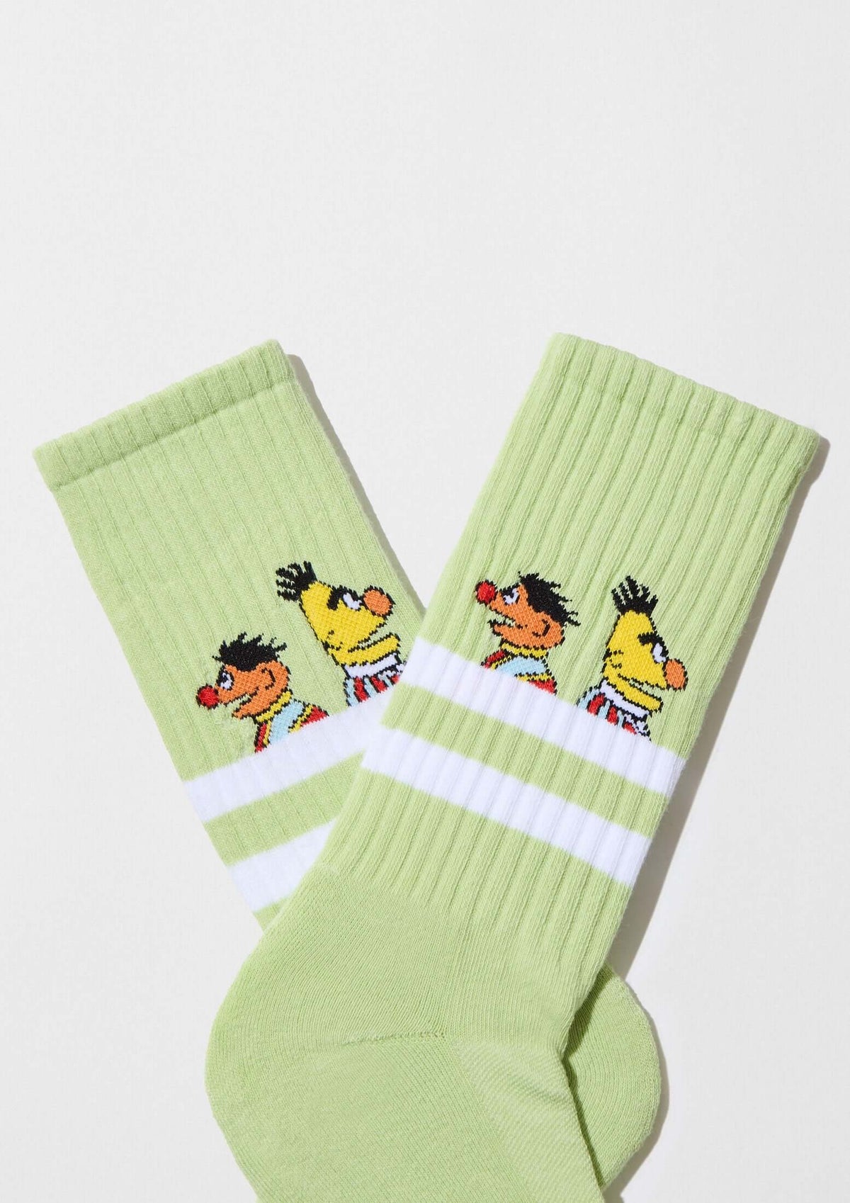 Calcetines Barrio Sésamo BeSesameStreet Epi & Blas Green en verde manzana con dibujos de Epi y Blas sobre franjas blancas.