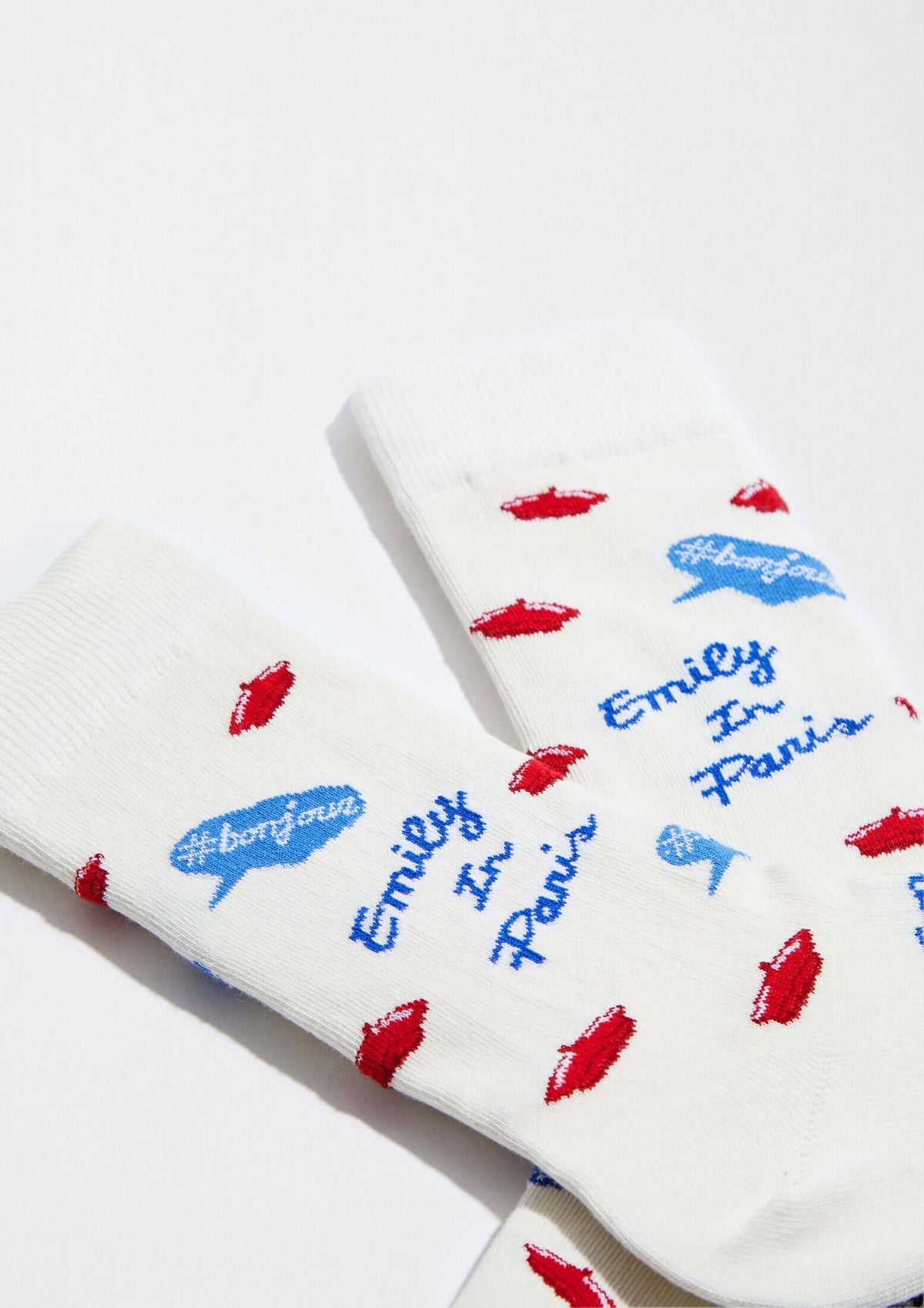 Calcetines BeEmilyinParis Bonjour con dibujos de labios rojos y texto azul, perfectos para un look chic.