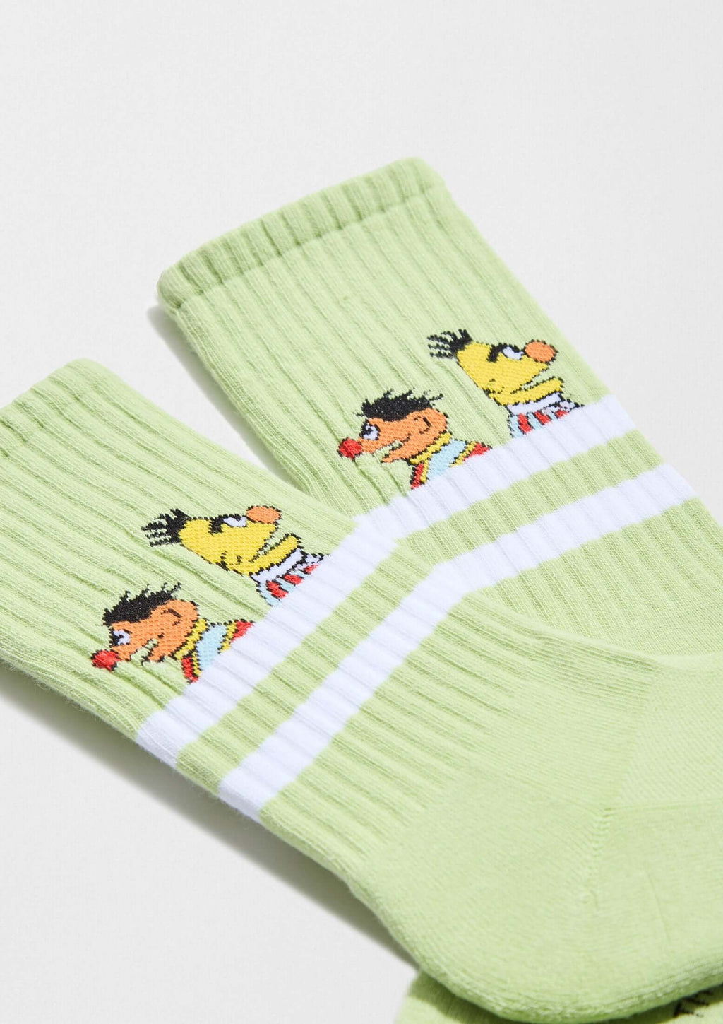 Calcetines de algodón orgánico BeSesameStreet Epi & Blas Green en verde con dibujos de Epi y Blas sobre fondo verde.