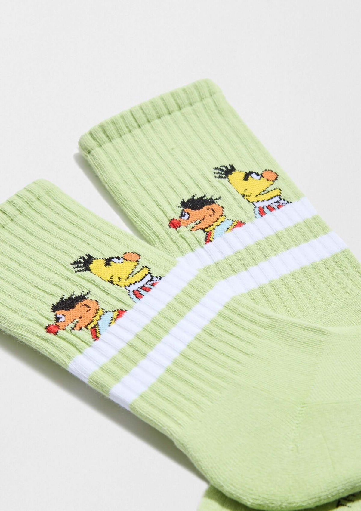 Calcetines de algodón orgánico BeSesameStreet Epi & Blas Green en verde con dibujos de Epi y Blas sobre fondo verde.