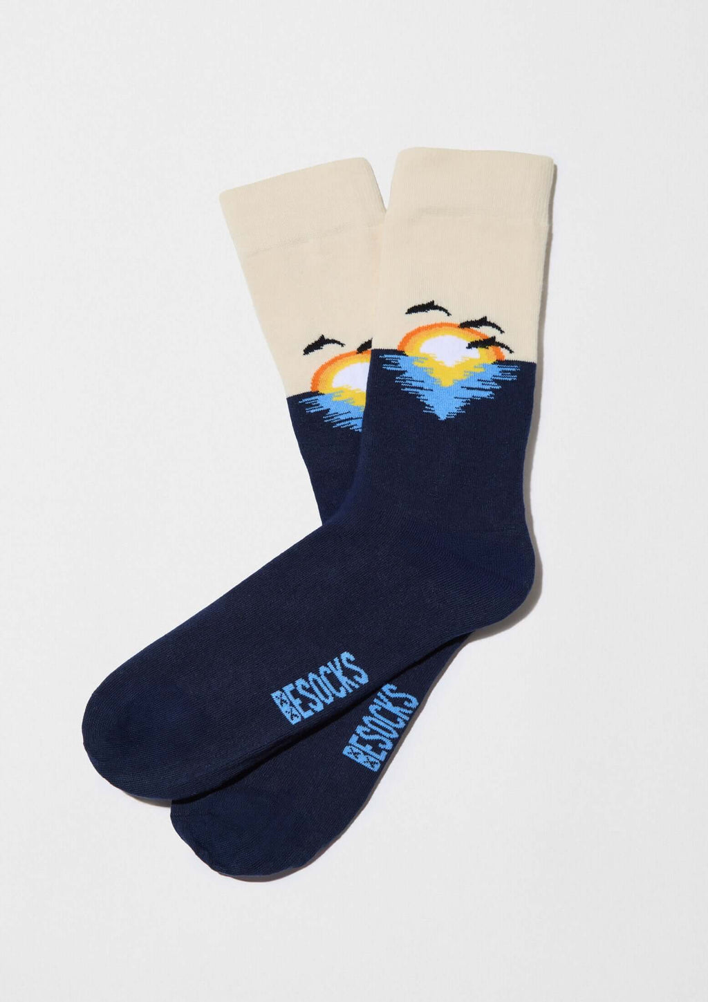 BeSunset, calcetines originales con diseño de atardecer en azul marino y crema, ilustración de sol y agua.