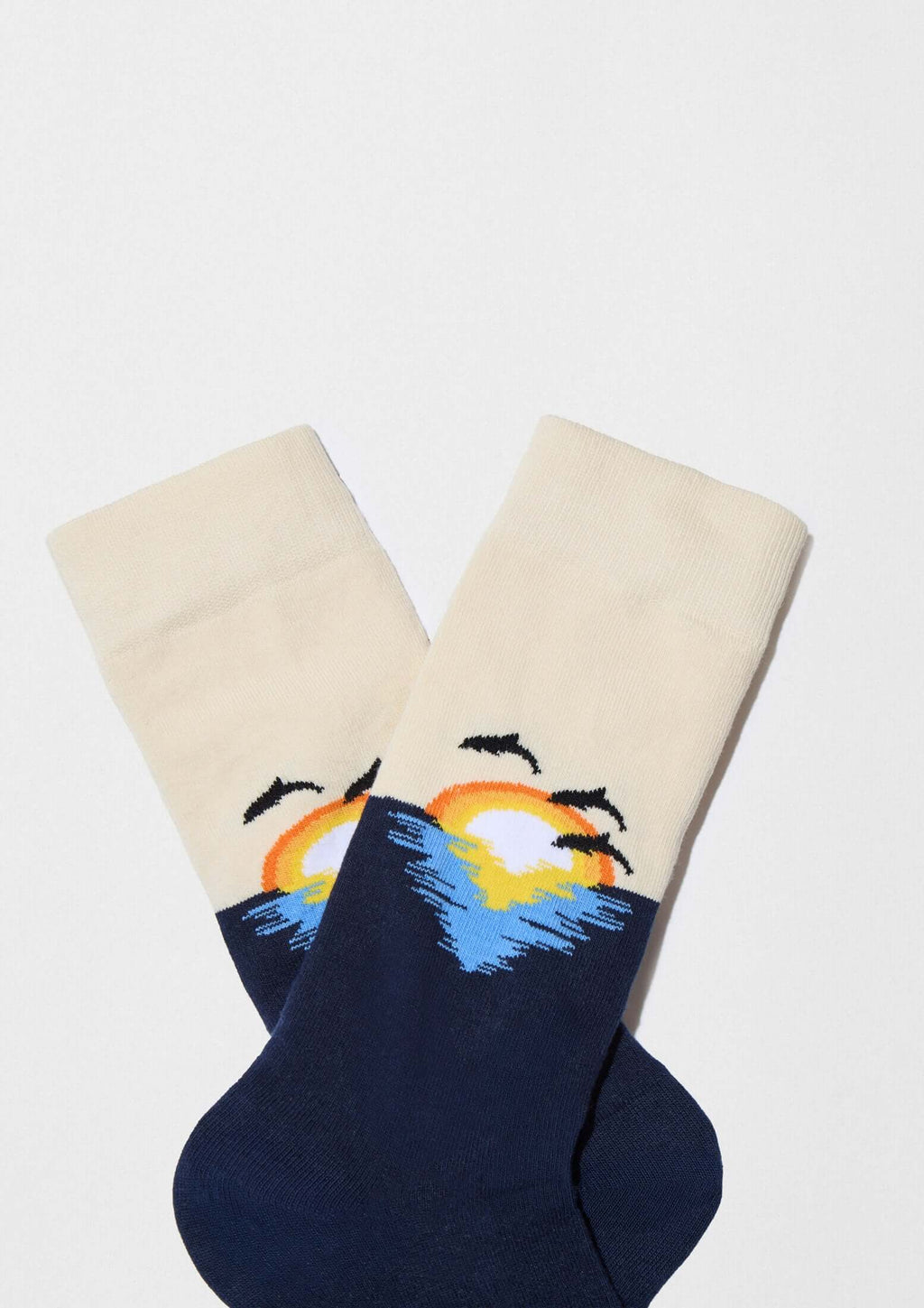 Calcetines BeSunset en azul marino con diseño de atardecer sobre el mar, incluir tonos naranja y crema, ilustrando agua y aves.