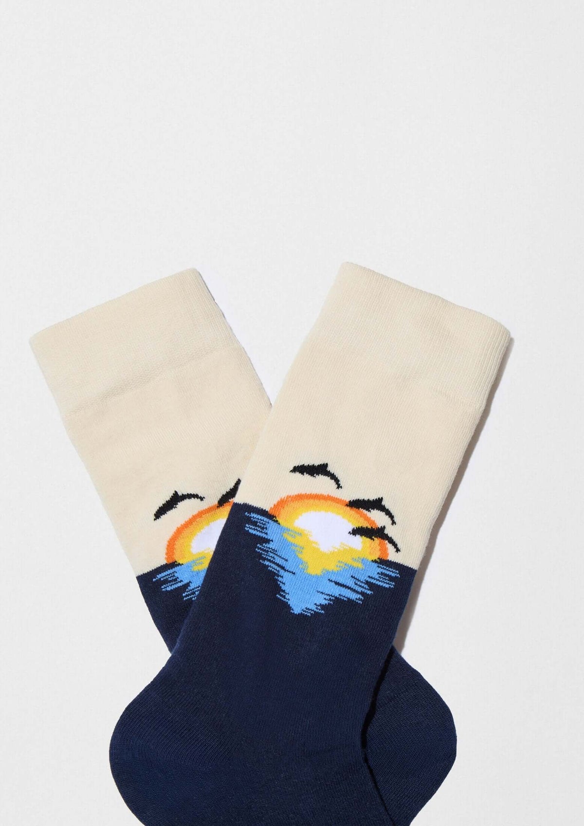 Calcetines BeSunset en azul marino con diseño de atardecer sobre el mar, incluir tonos naranja y crema, ilustrando agua y aves.