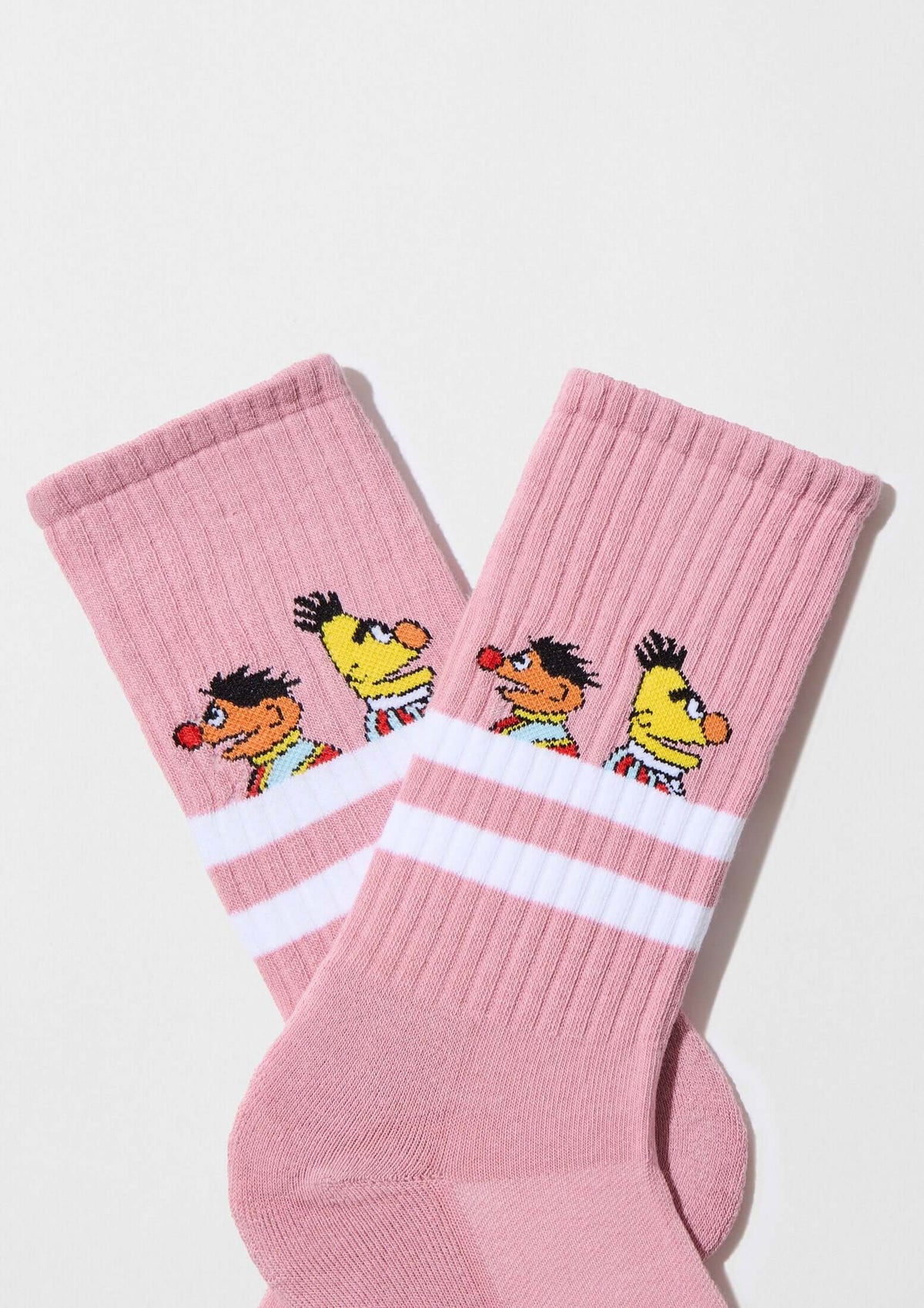 Calcetines BeSesameStreet Epi & Blas Pink con dibujos de Epi y Blas sobre fondo rosa y franjas blancas.