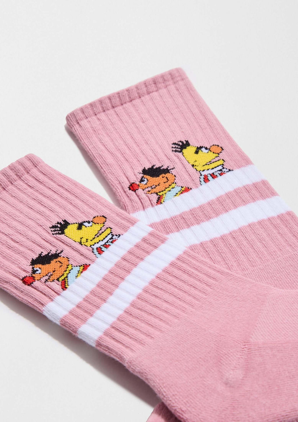 Calcetines BeSesameStreet Epi & Blas Pink con dibujos de Epi y Blas sobre fondo rosa y franjas blancas.