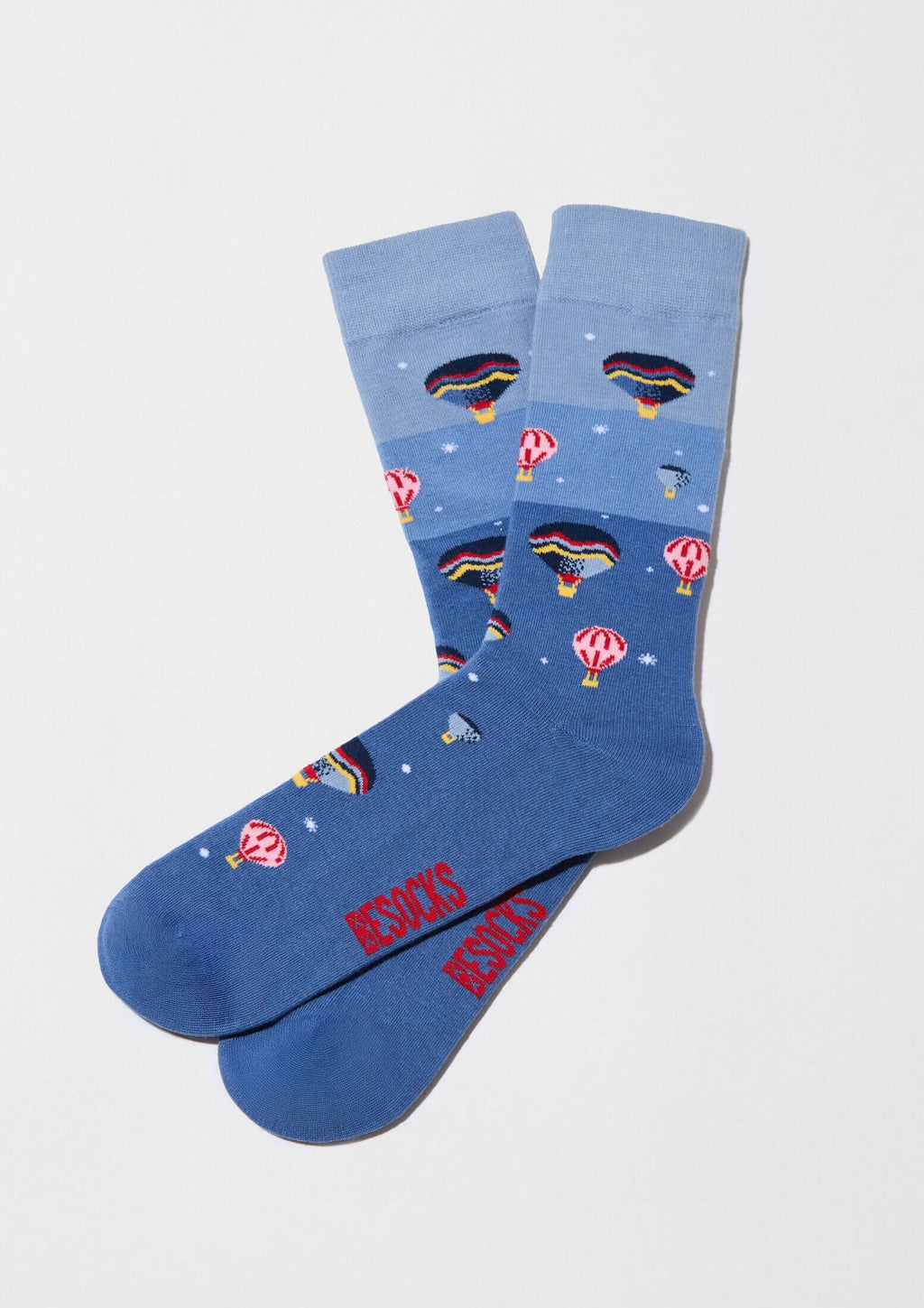Calcetines BeSkyJourney en tonos de azul con globos aerostáticos y detalles coloridos, originales y de algodón orgánico.